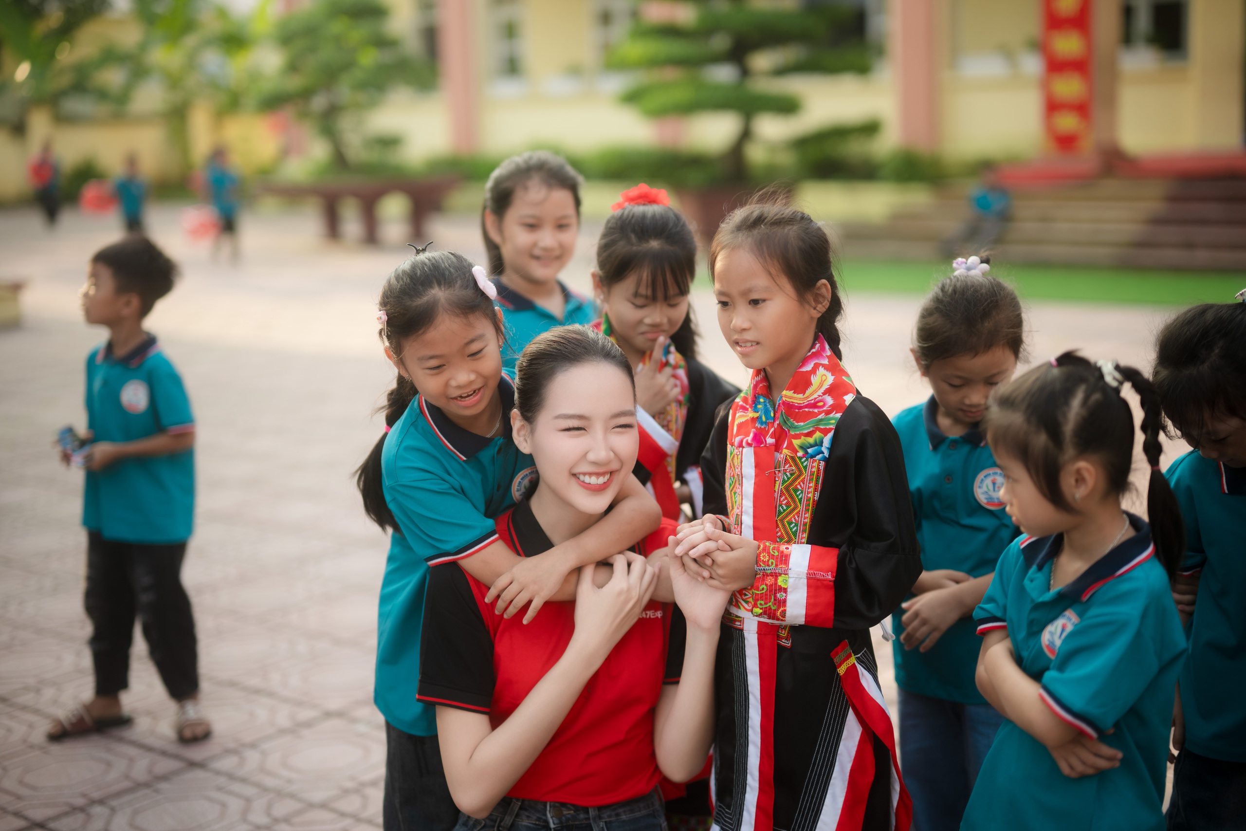 Hoa Hậu Bảo Ngọc "Giao nắng, chuyển y&ecirc;u thương" đến trẻ em v&ugrave;ng lũ tại Lạng Sơn V&agrave; Quảng Ninh   - Ảnh 2.