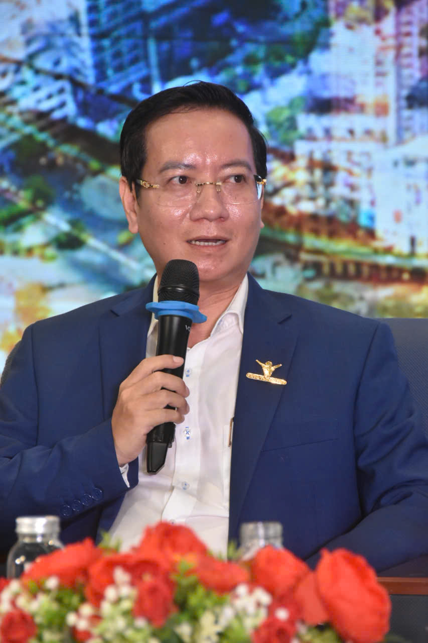 Chuyện chưa kể về &ocirc;ng Chủ doanh nghiệp nh&agrave; ở vừa t&uacute;i tiền cho người Việt - Ảnh 4.