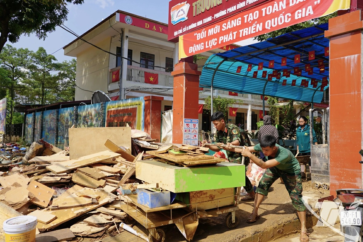 Thủ tướng y&ecirc;u cầu khắc phục thiệt hại ng&agrave;nh gi&aacute;o dục sau B&atilde;o số 11 - Ảnh 1.