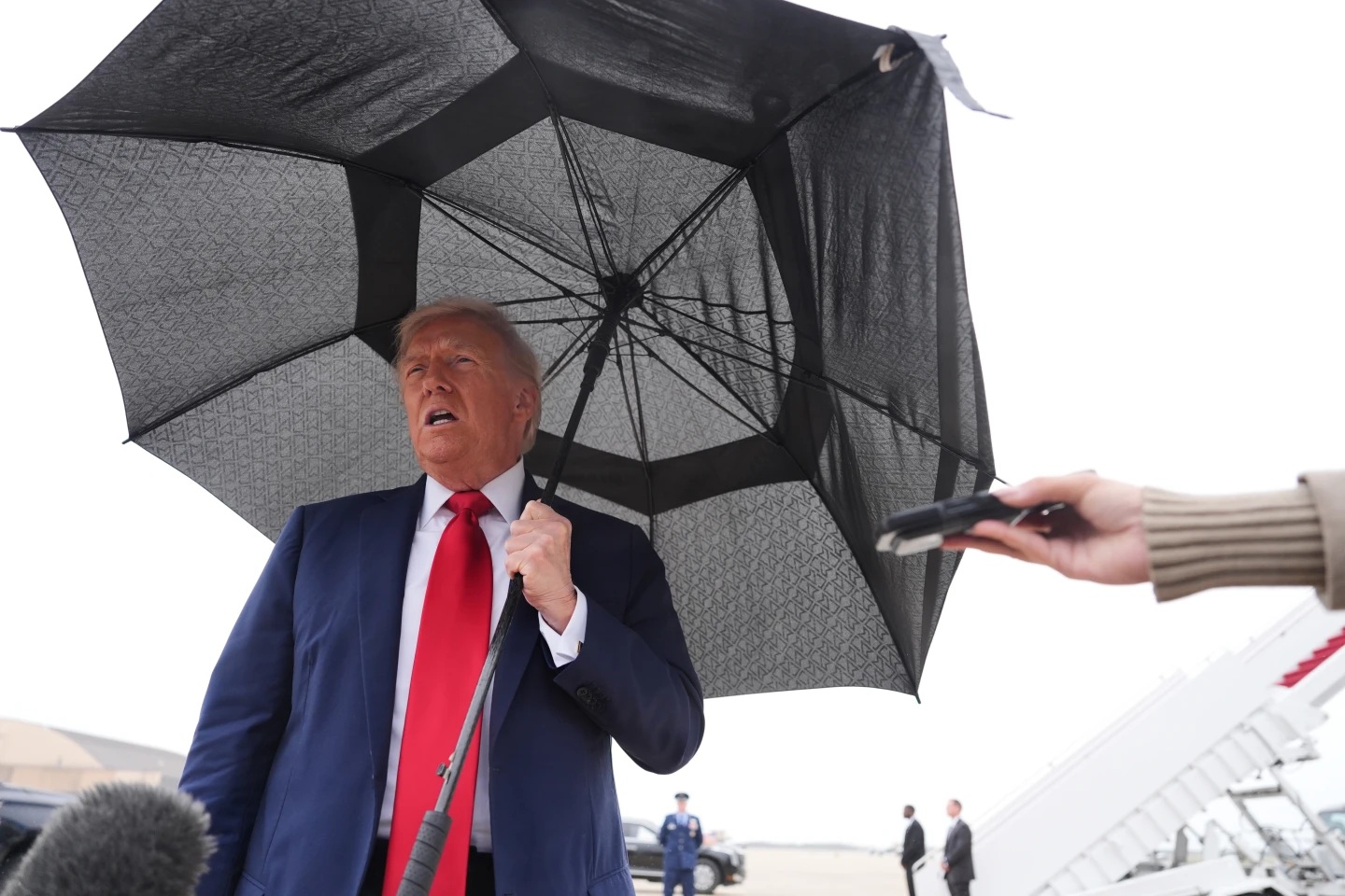 Tổng thống Donald Trump cảnh b&aacute;o n&oacute;ng Nga về "vũ kh&iacute; đ&aacute;ng kinh ngạc" - Ảnh 1.