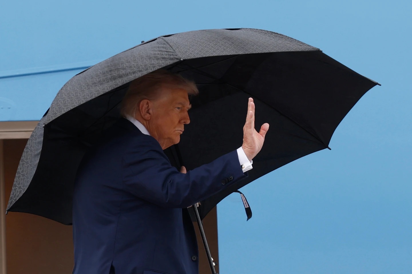 Tổng thống Donald Trump n&oacute;i Mỹ "muốn gi&uacute;p Trung Quốc" - Ảnh 1.