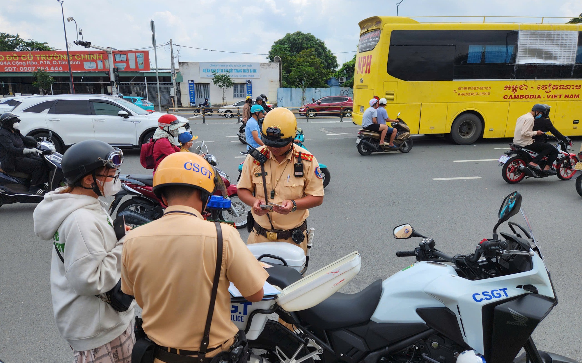 Thêm 250 phương tiện bị CSGT TP HCM phạt nguội trong ngày 12-10