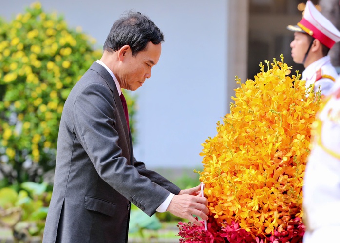 HCMC Party Congress delegates honor martyrs in solemn tribute - Ảnh 6.