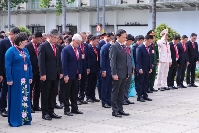 HCMC Party Congress delegates honor martyrs in solemn tribute - Ảnh 3.