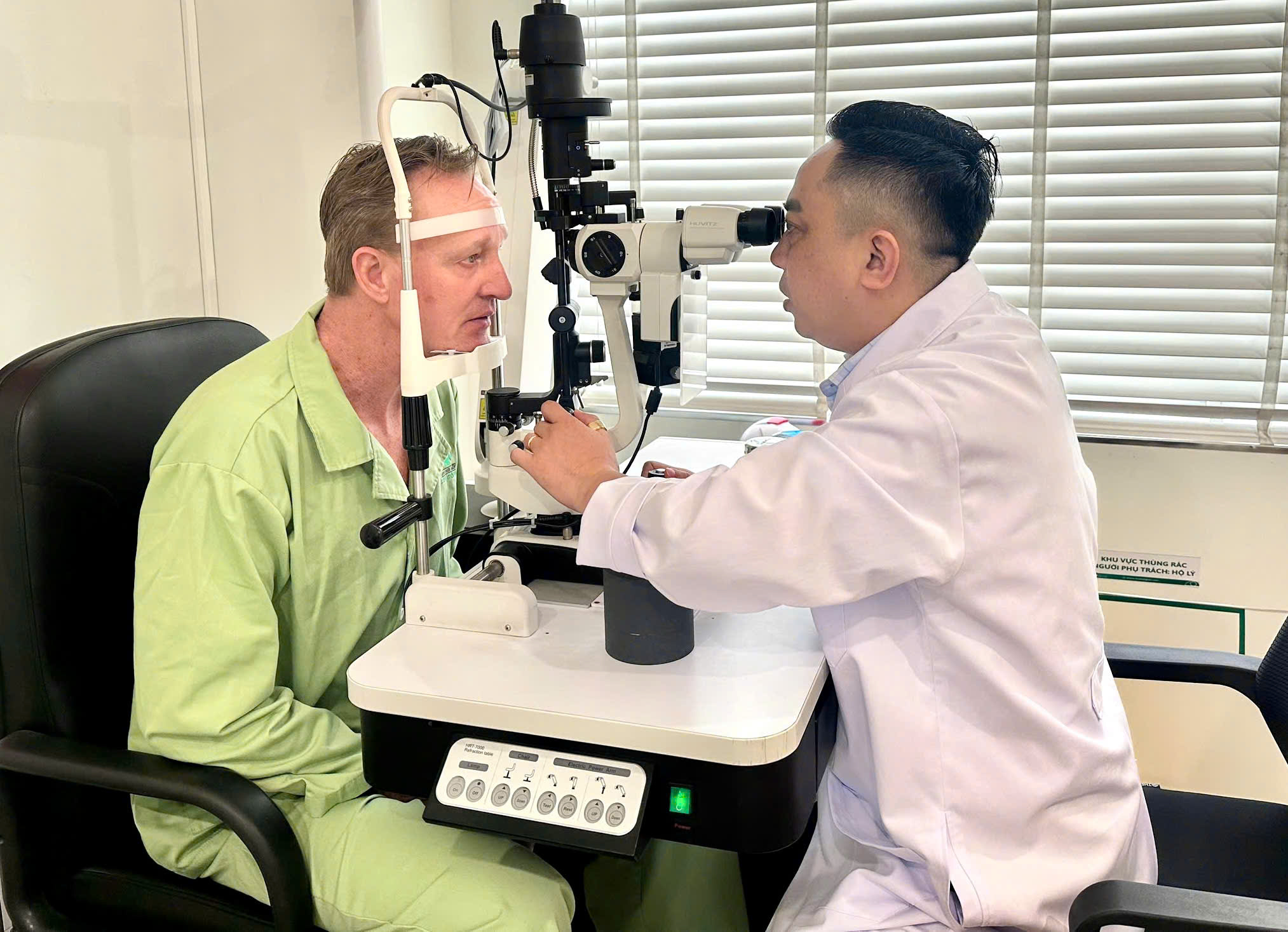 Bác sĩ Việt Nam đầu tiên nhận giải thưởng quốc tế danh giá về phẫu thuật đục thủy tinh thể - Ảnh 1.