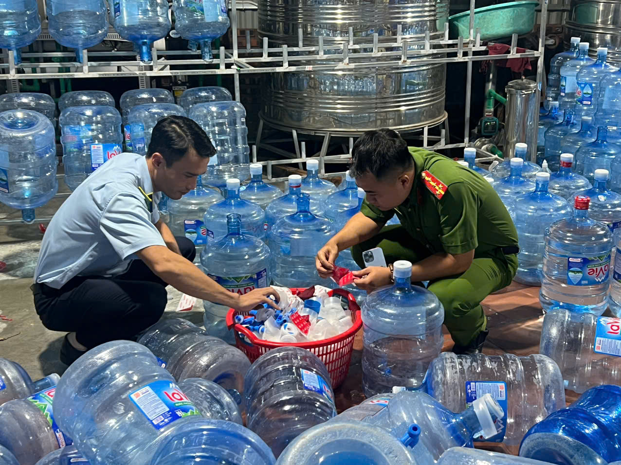 Khởi tố "&ocirc;ng tr&ugrave;m" b&aacute;n h&agrave;ng chục ng&agrave;n b&igrave;nh nước Lavie giả - Ảnh 2.