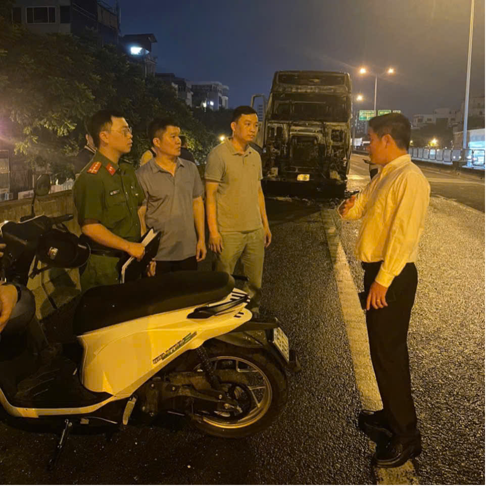 Xe đầu kéo bốc cháy ngùn ngụt trên đường vành đai 3 , không có thiệt hại về người - Ảnh 2.