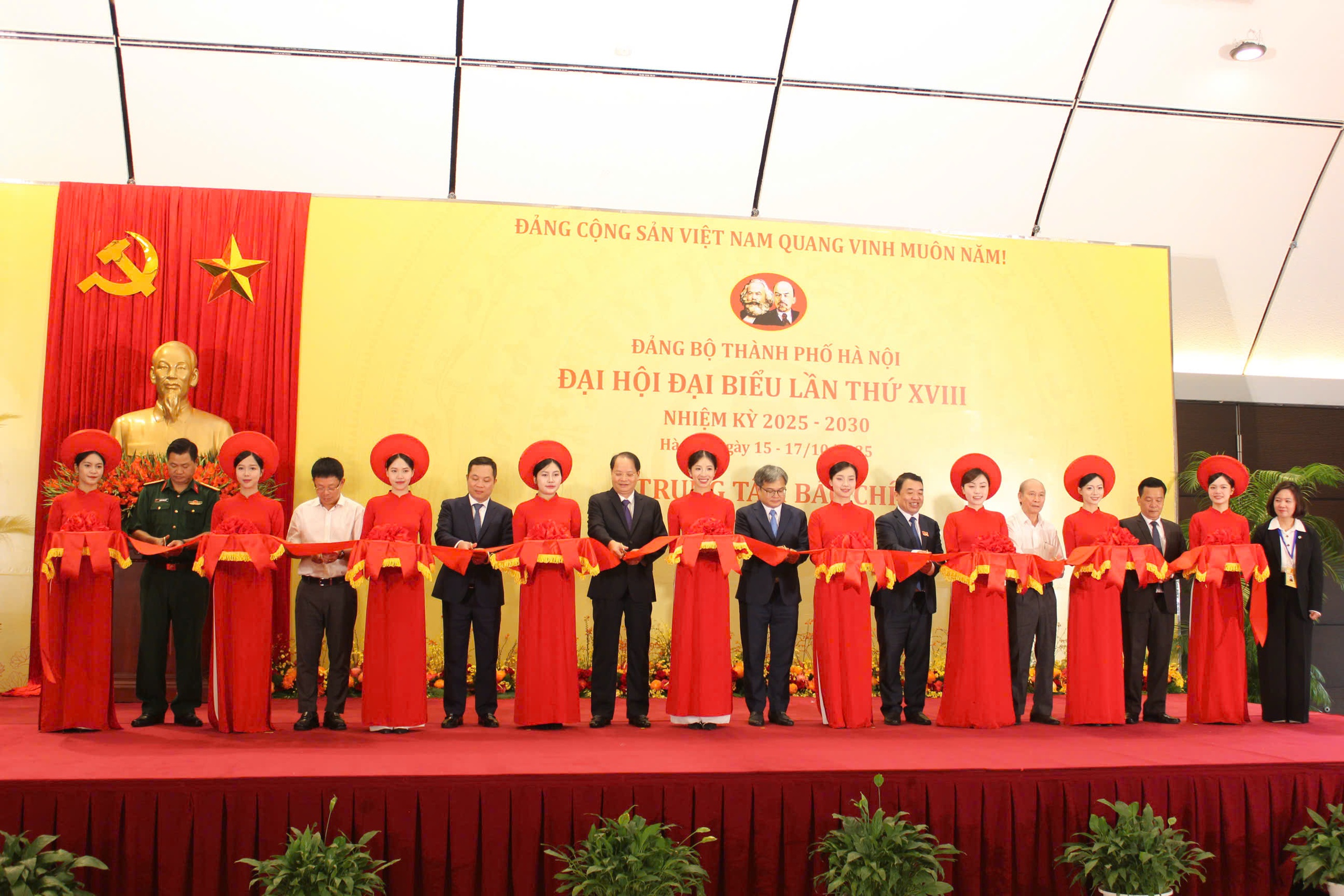 Khai trương Trung tâm Báo chí phục vụ Đại hội đại biểu Đảng bộ TP Hà Nội lần thứ XVIII - Ảnh 1.
