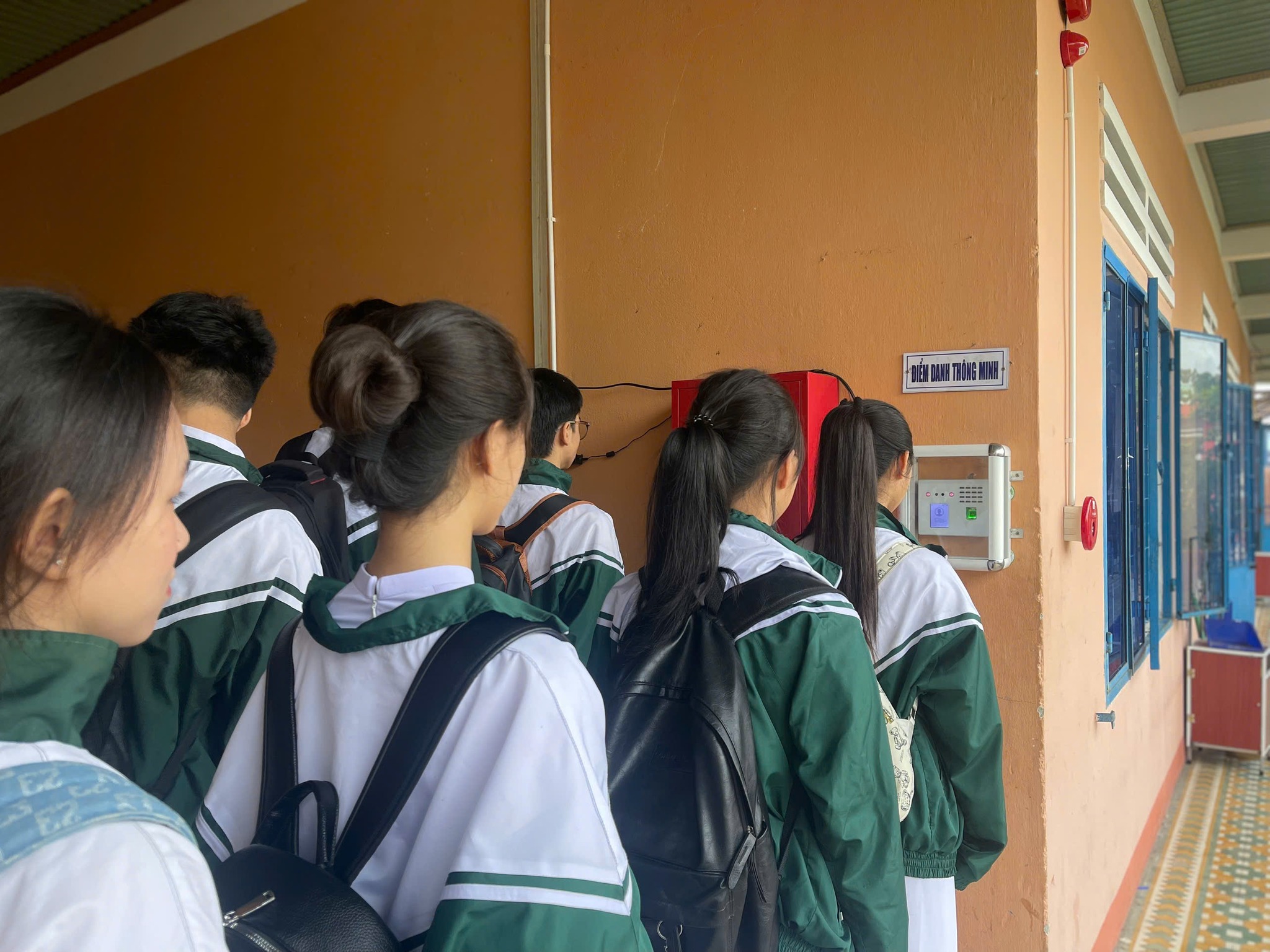 Th&uacute; vị c&aacute;ch trường học ở Đ&agrave; Nẵng d&ugrave;ng Face ID để điểm danh học tr&ograve; - Ảnh 1.