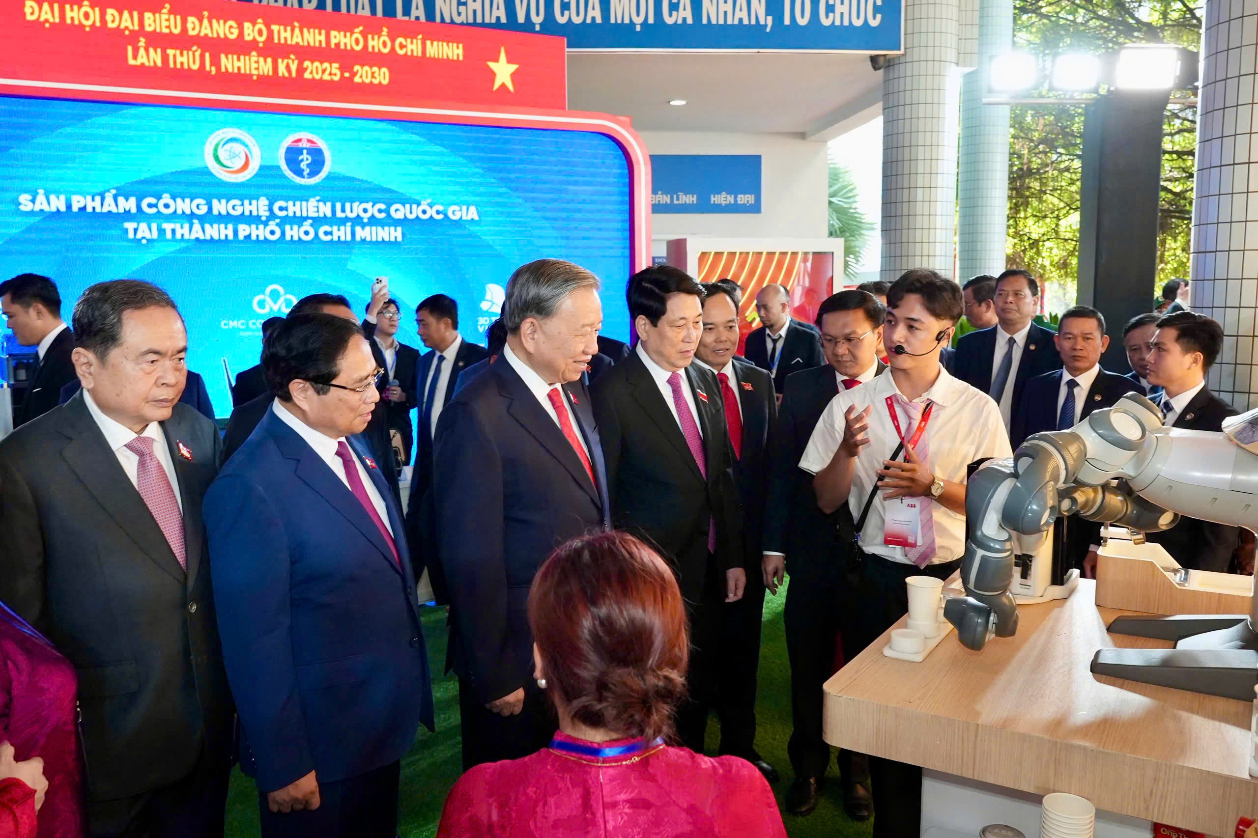 Khai mạc Đại hội đại biểu Đảng bộ TP HCM: NGUỒN CỔ VŨ TO LỚN cho giai đoạn mới - Ảnh 3.