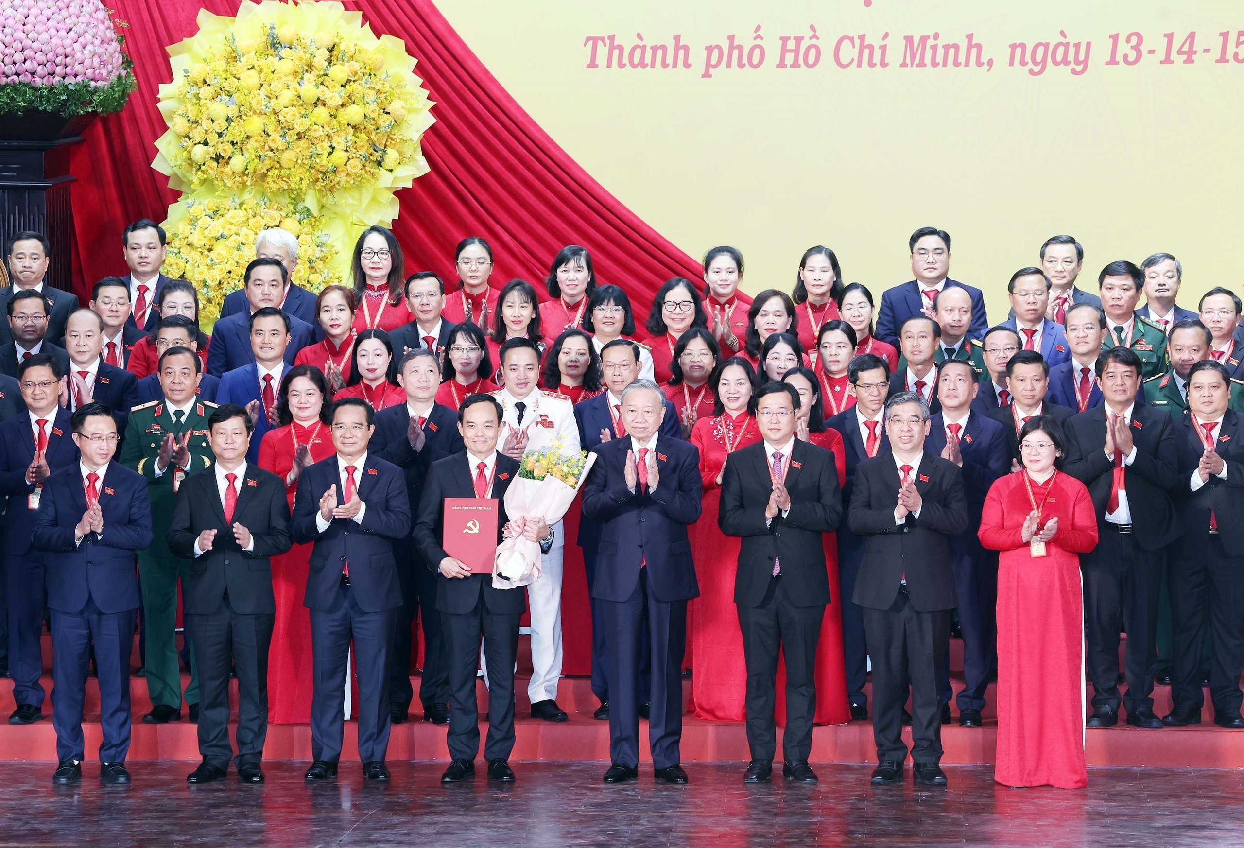 Khai mạc Đại hội đại biểu Đảng bộ TP HCM: NGUỒN CỔ VŨ TO LỚN cho giai đoạn mới - Ảnh 2.