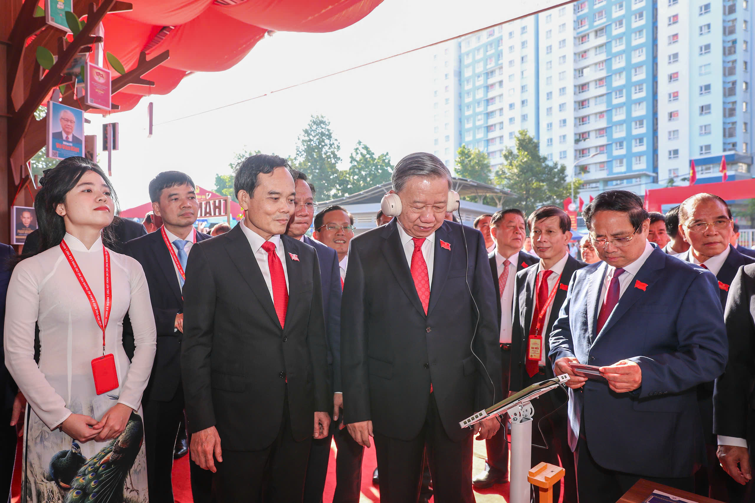 Khai mạc Đại hội đại biểu Đảng bộ TP HCM: NGUỒN CỔ VŨ TO LỚN cho giai đoạn mới - Ảnh 4.