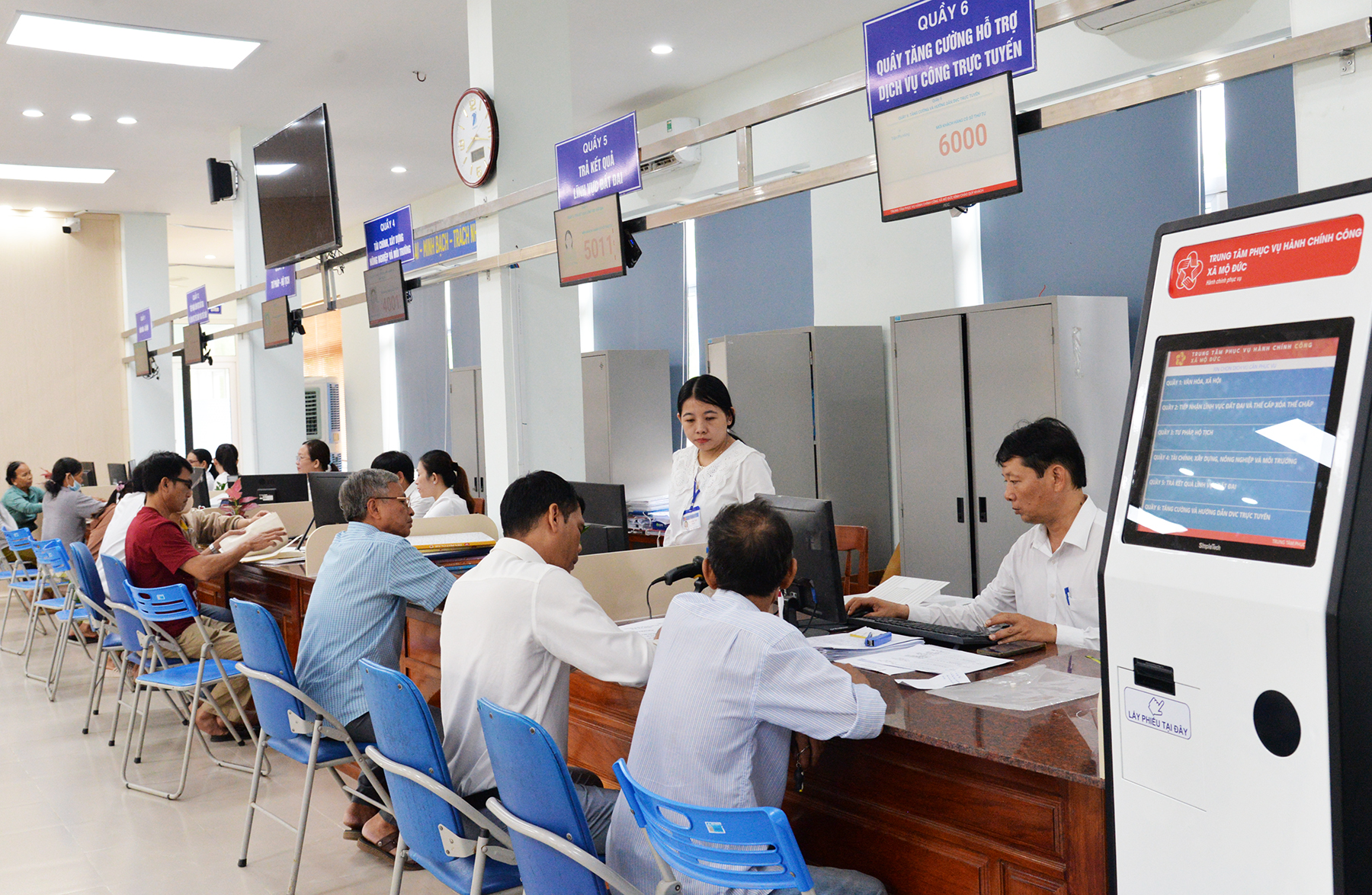 Chính quyền hai cấp ở Quảng Ngãi: Quyết liệt số hóa, gỡ vướng tận nơi - Ảnh 2.