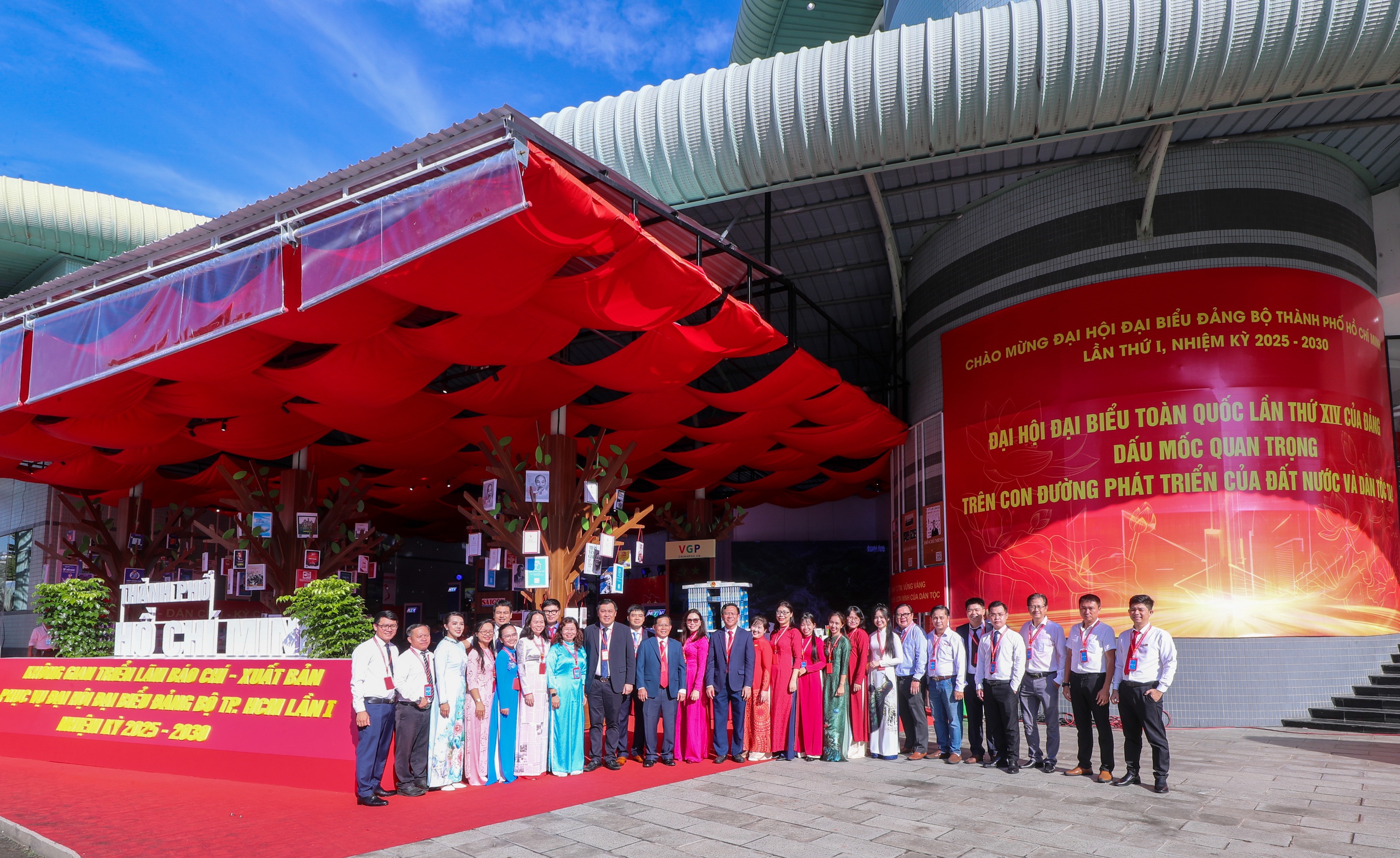 Tổng Bí thư Tô Lâm tham quan triển lãm thành tựu Báo chí - Xuất bản TP HCM - Ảnh 13.