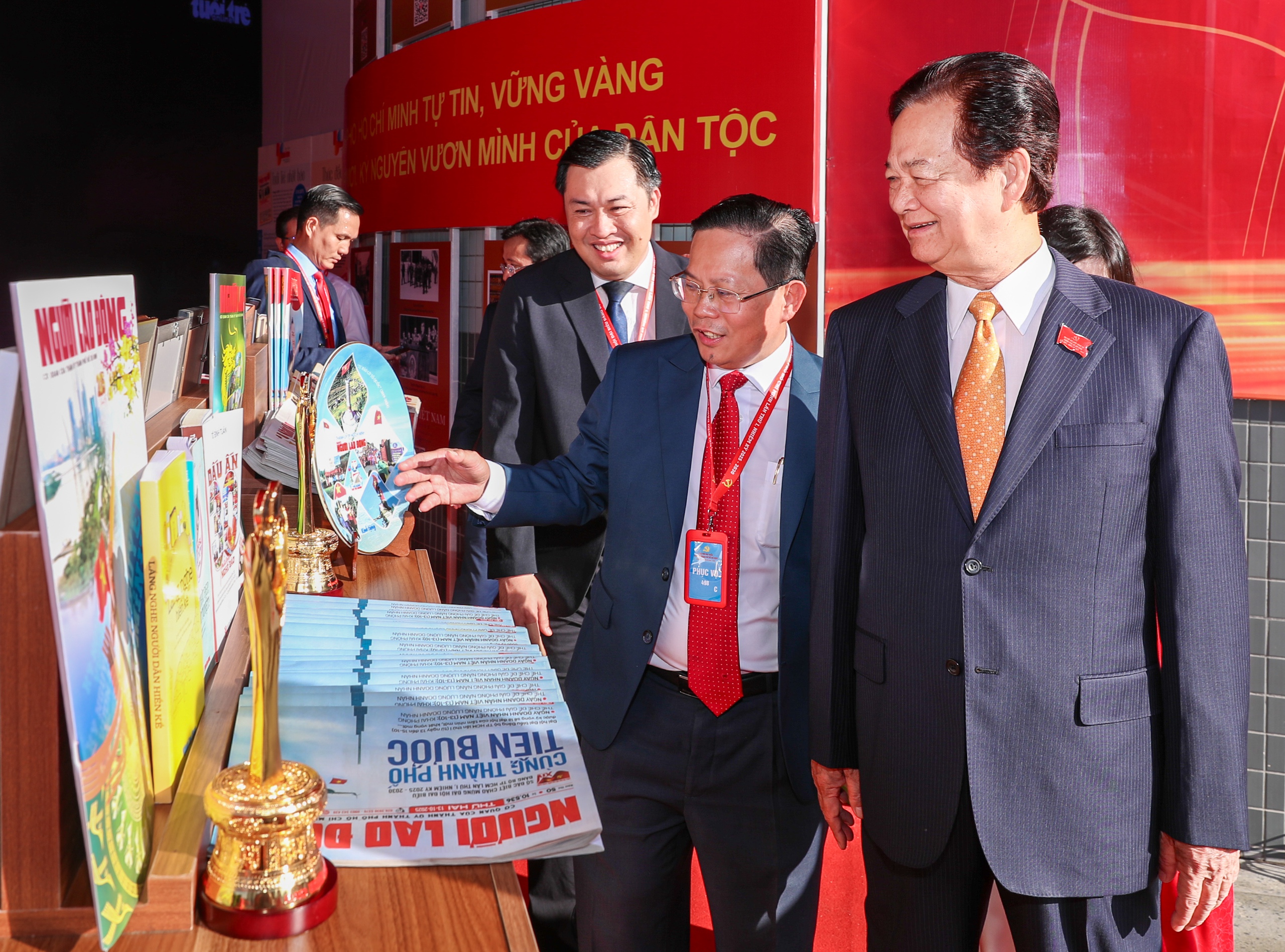 Tổng Bí thư Tô Lâm tham quan triển lãm thành tựu Báo chí - Xuất bản TP HCM - Ảnh 7.