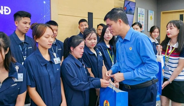 Tổng Liên đoàn lao động Việt Nam thăm hỏi , hỗ trợ người lao động tại Thái Nguyên - Ảnh 4.