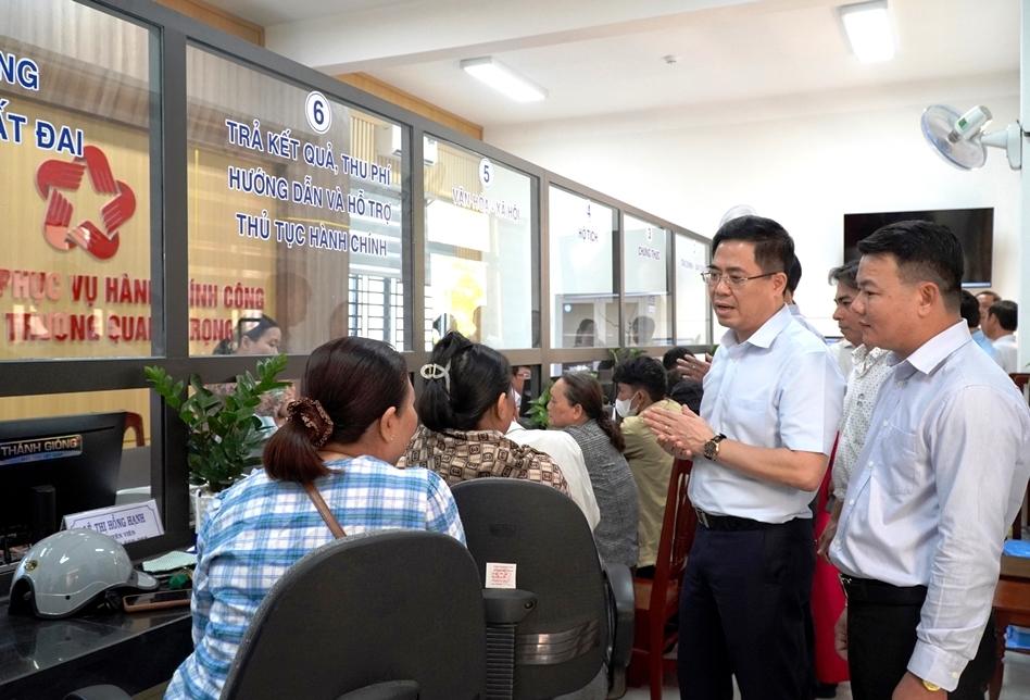 Chính quyền hai cấp ở Quảng Ngãi: Quyết liệt số hóa, gỡ vướng tận nơi - Ảnh 1.