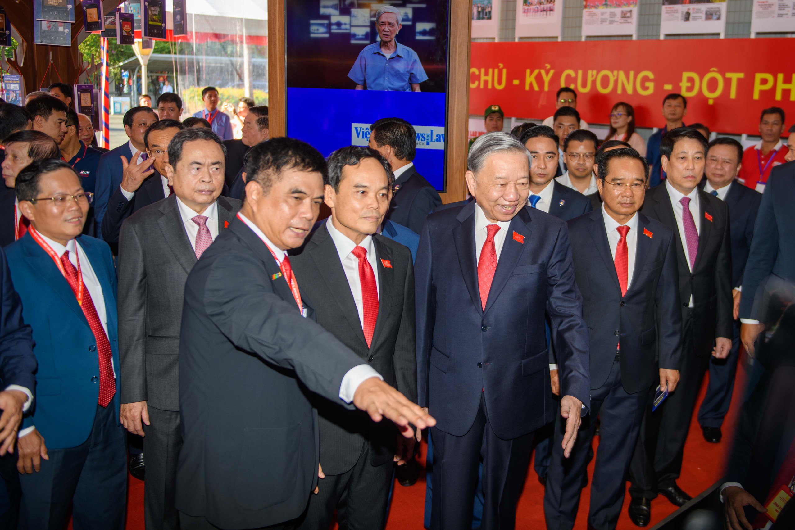Tổng Bí thư Tô Lâm tham quan triển lãm thành tựu Báo chí - Xuất bản TP HCM - Ảnh 3.