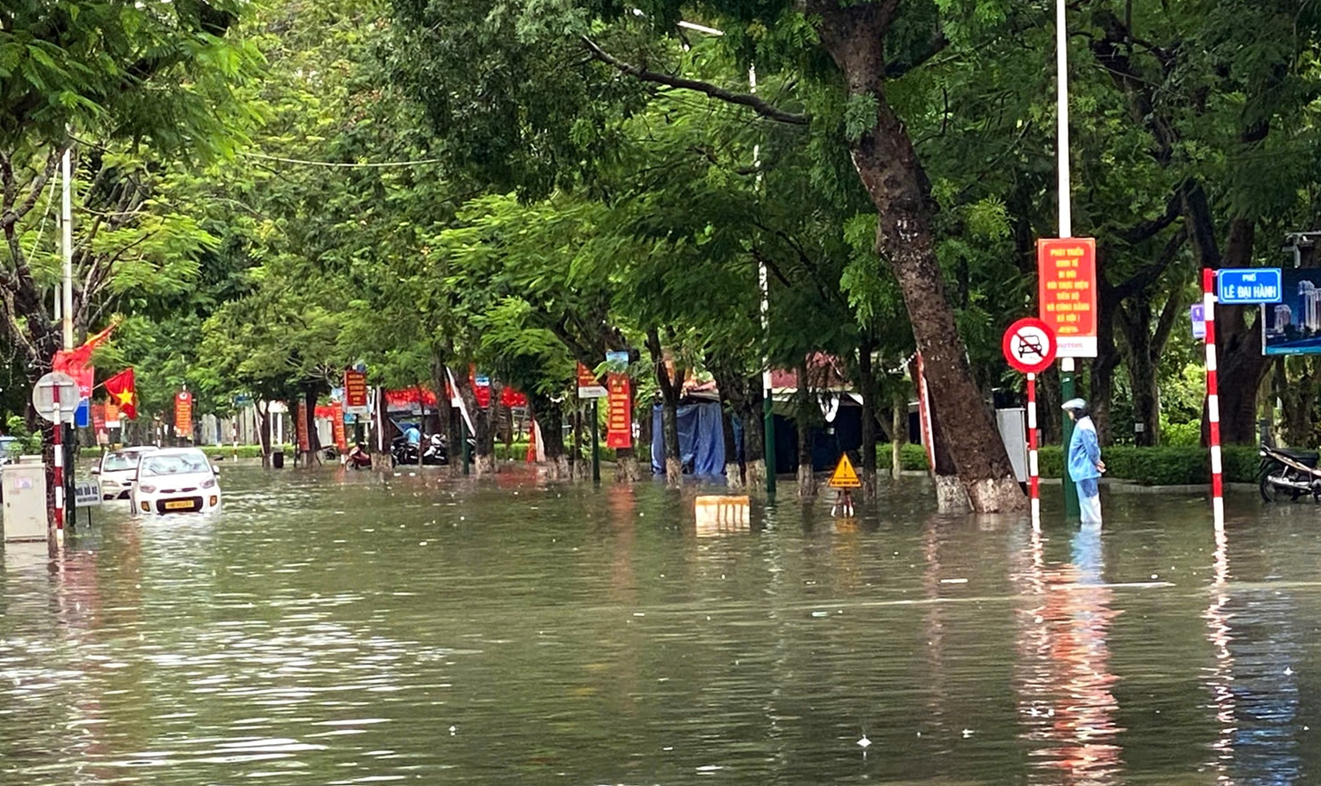 T&igrave;nh trạng ngập lụt nghi&ecirc;m trọng tr&ecirc;n nhiều tuyến phố Hải Ph&ograve;ng sau trận mưa lớn - Ảnh 3.