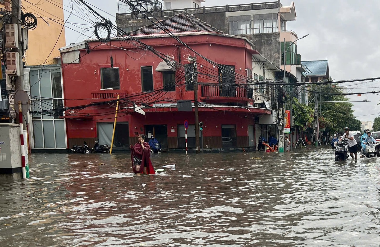 T&igrave;nh trạng ngập lụt nghi&ecirc;m trọng tr&ecirc;n nhiều tuyến phố Hải Ph&ograve;ng sau trận mưa lớn - Ảnh 2.