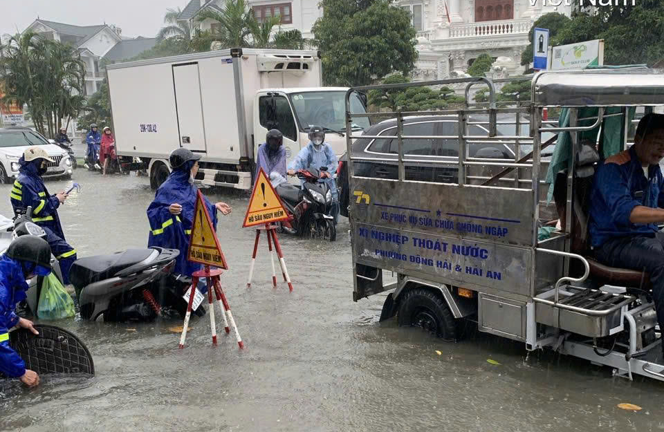 T&igrave;nh trạng ngập lụt nghi&ecirc;m trọng tr&ecirc;n nhiều tuyến phố Hải Ph&ograve;ng sau trận mưa lớn - Ảnh 1.