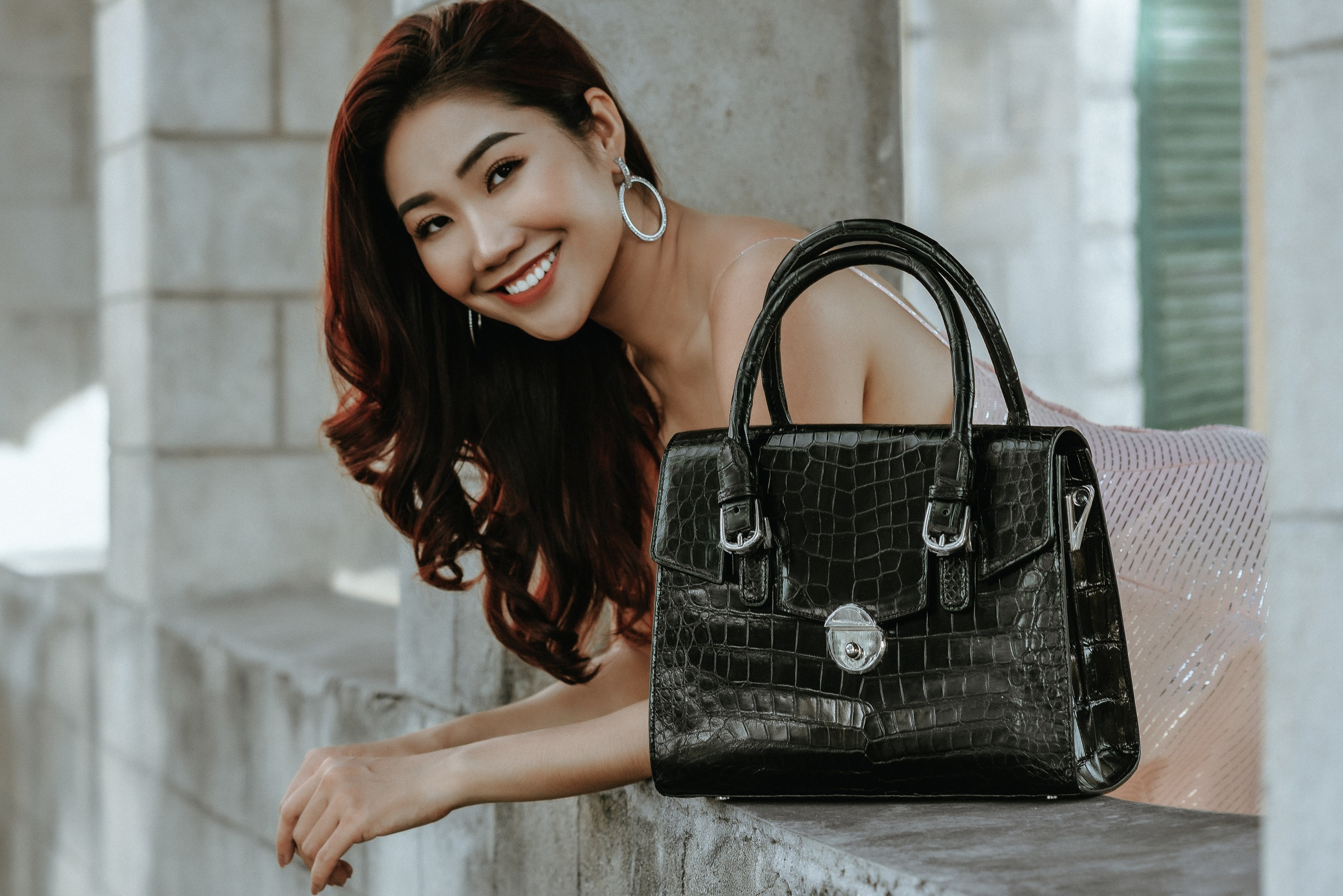 Thời trang da đà điểu, cá sấu Khatoco: Tôn vinh phái đẹp bằng vẻ đẹp vượt thời gian - Ảnh 1.