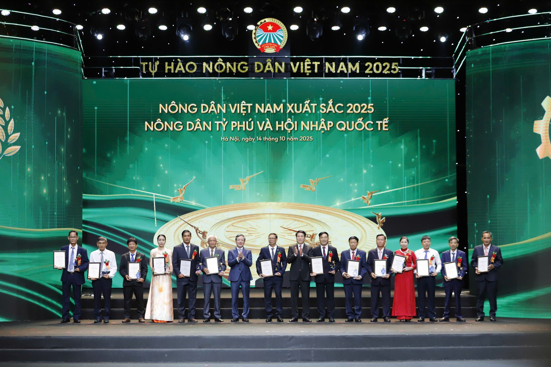 N&ocirc;ng d&acirc;n Việt Nam từ tay trắng th&agrave;nh tỉ ph&uacute; tr&ecirc;n đồng ruộng - Ảnh 1.