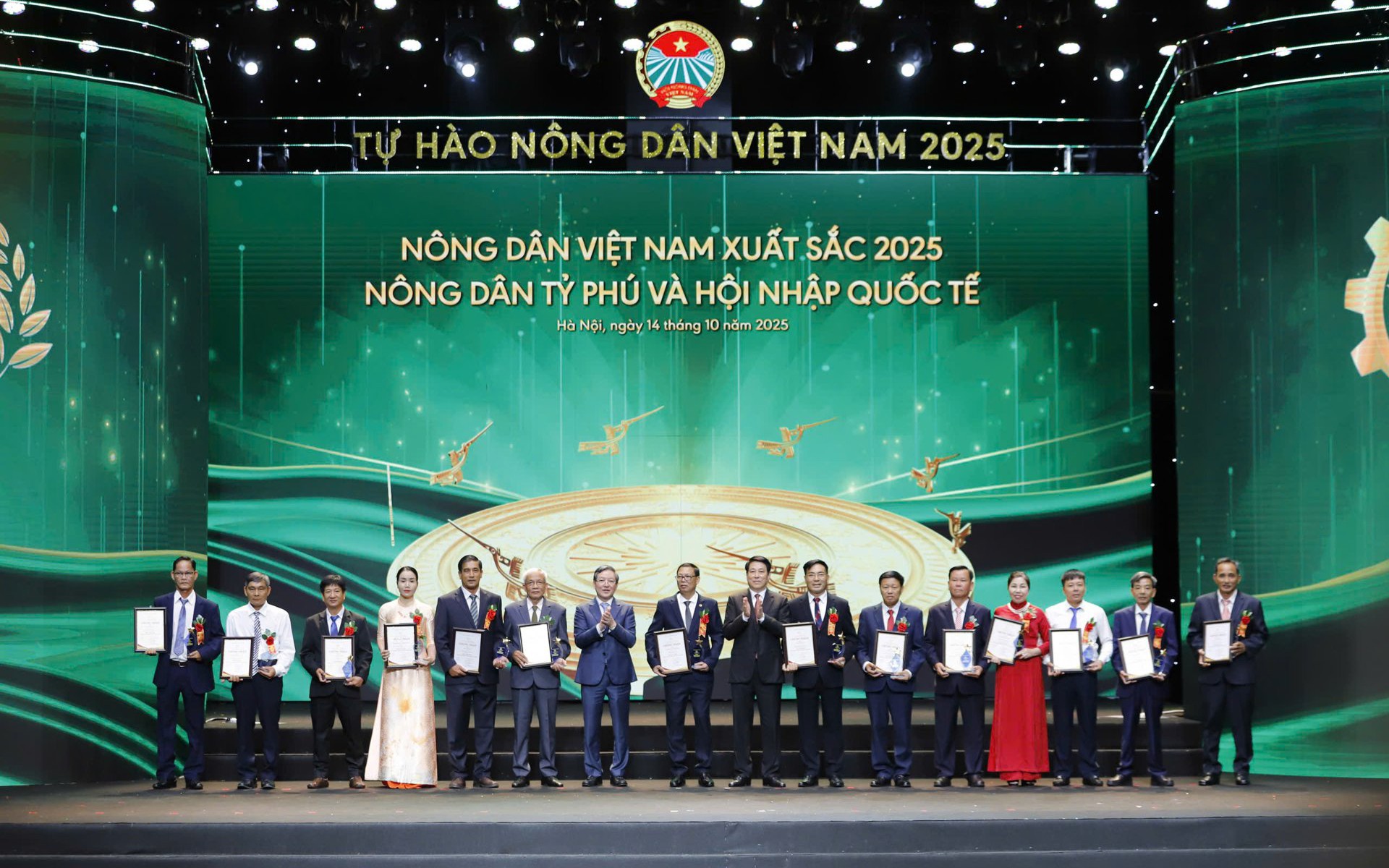 Tôn vinh 63 nông dân xuất sắc, có người đạt doanh thu 150 tỉ đồng/năm