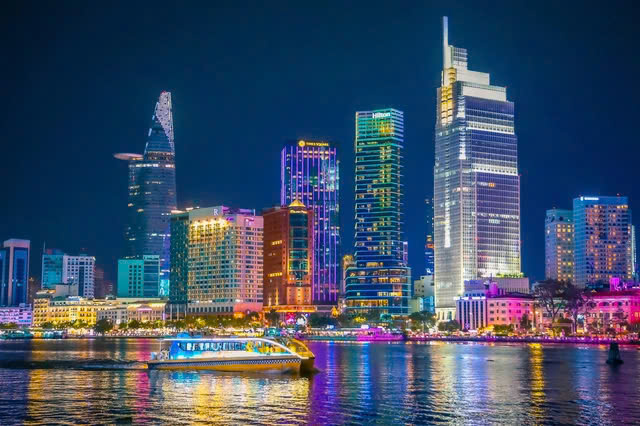 Báo in số ra 15-10: Kỳ vọng TP HCM trở thành hình mẫu siêu đô thị - Ảnh 2.