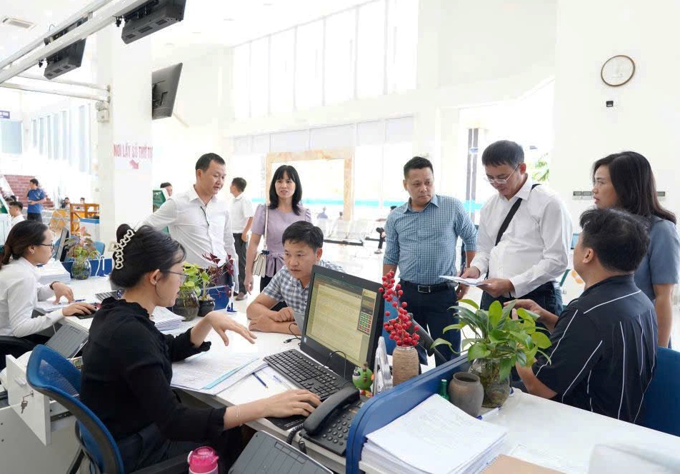 Chính quyền hai cấp ở Quảng Ngãi: Quyết liệt số hóa, gỡ vướng tận nơi - Ảnh 3.