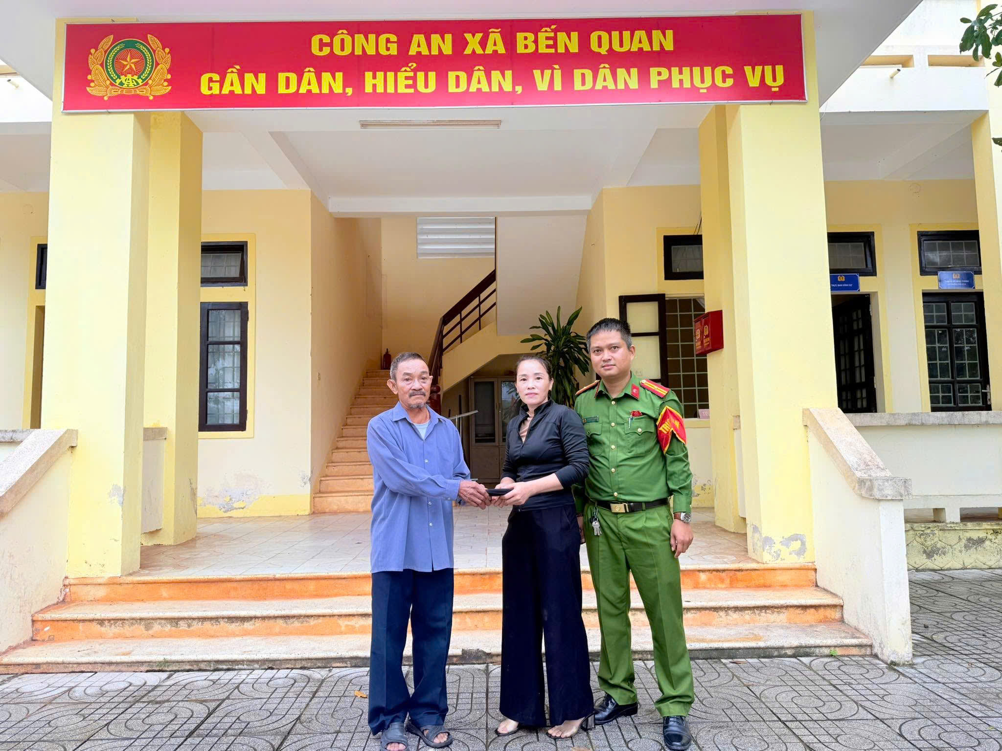 Người dân Quảng Trị nhặt được dây chuyền vàng , trả lại cho người đánh rơi - Ảnh 1.