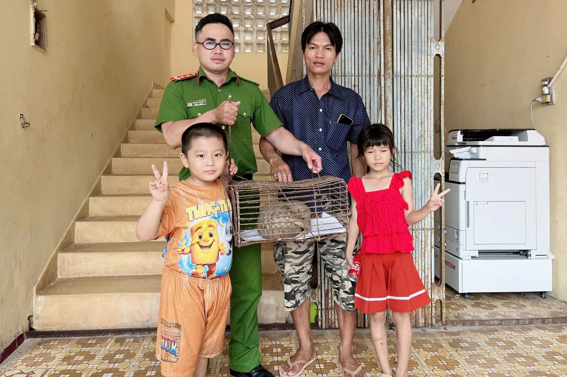 2 cá thể tê tê nằm trong Sách đỏ đi lạc vào nhà dân - Ảnh 2.