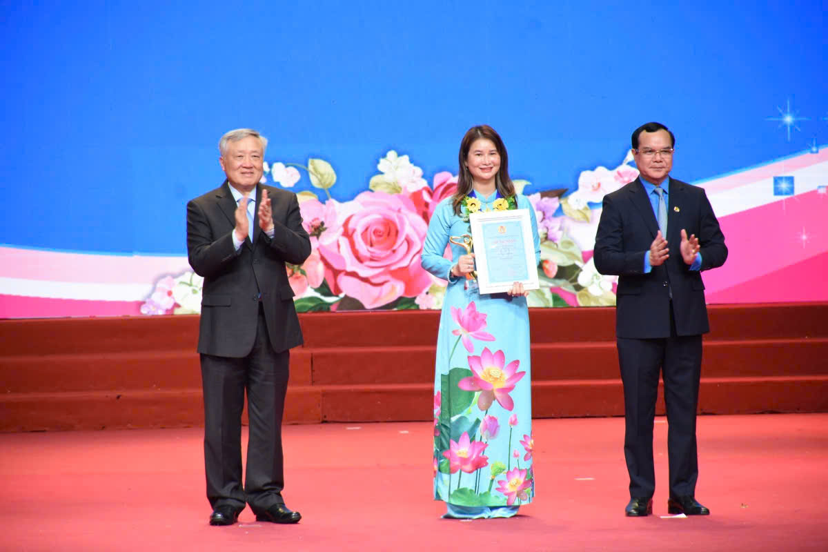 Trao tặng Giải thưởng "Nữ đo&agrave;n vi&ecirc;n c&ocirc;ng đo&agrave;n năng động, s&aacute;ng tạo, tr&aacute;ch nhiệm" lần thứ I - Ảnh 5.