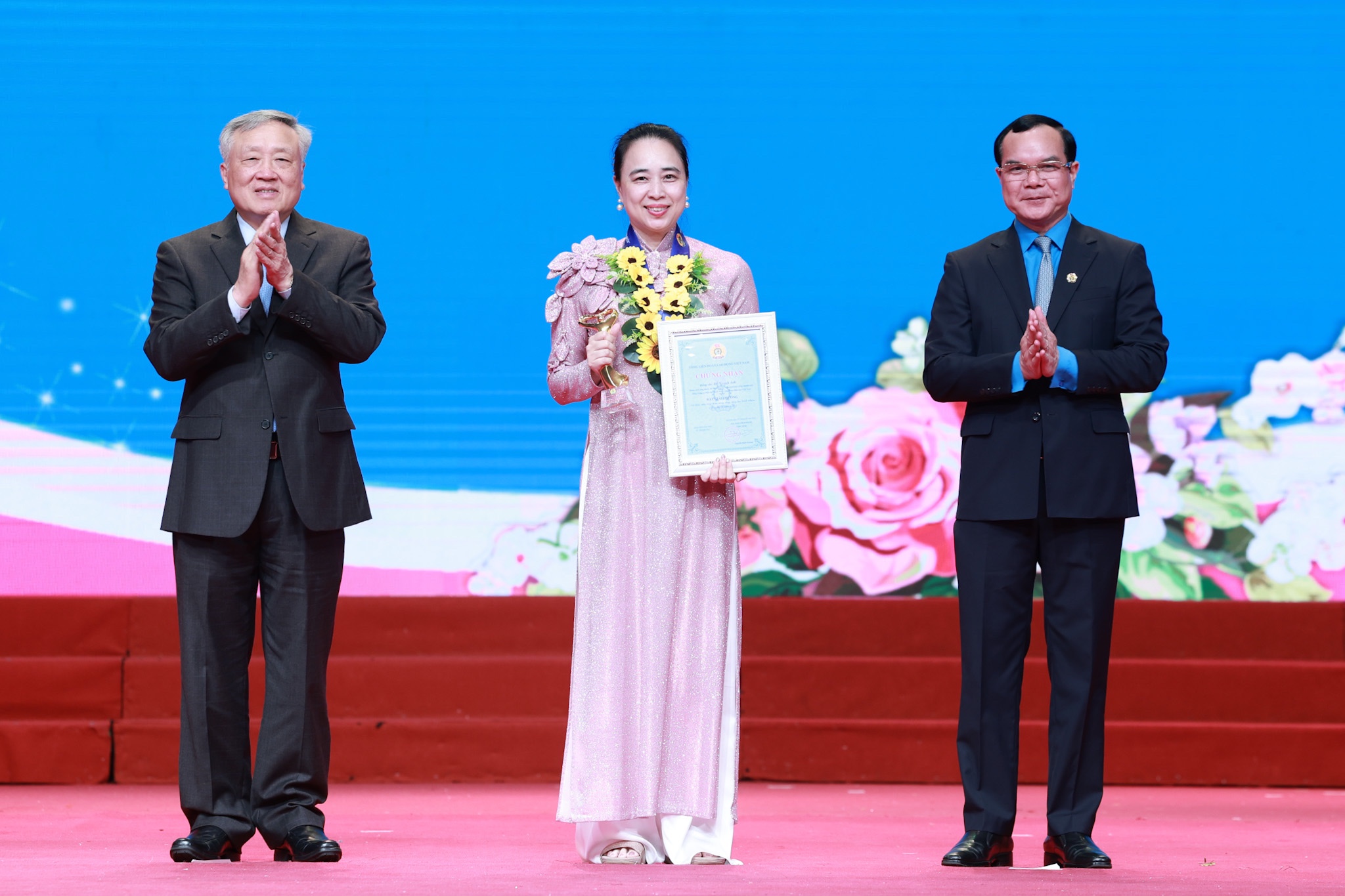 Trao tặng Giải thưởng "Nữ đo&agrave;n vi&ecirc;n c&ocirc;ng đo&agrave;n năng động, s&aacute;ng tạo, tr&aacute;ch nhiệm" lần thứ I - Ảnh 7.