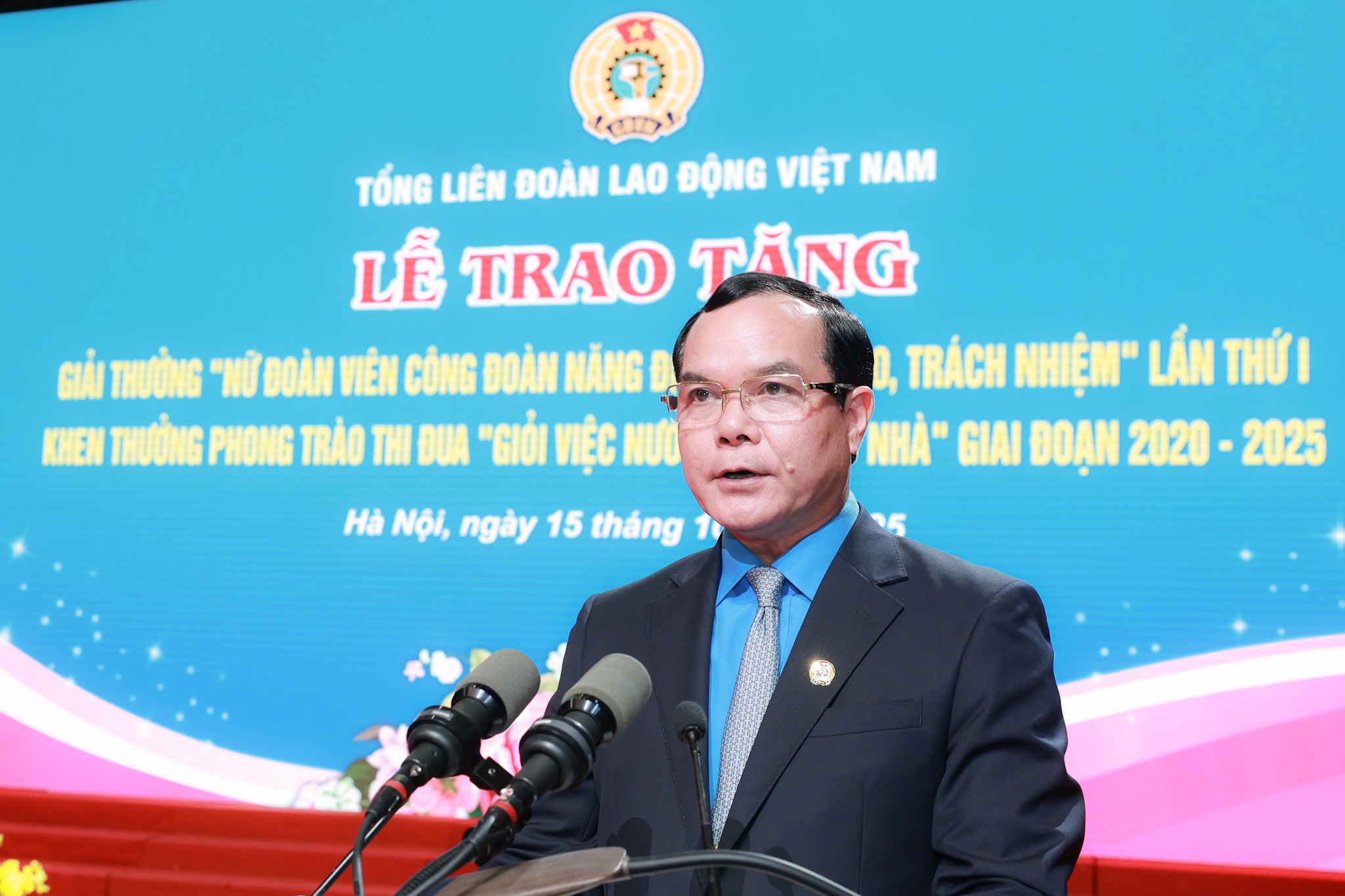 Trao tặng Giải thưởng "Nữ đo&agrave;n vi&ecirc;n c&ocirc;ng đo&agrave;n năng động, s&aacute;ng tạo, tr&aacute;ch nhiệm" lần thứ I - Ảnh 2.