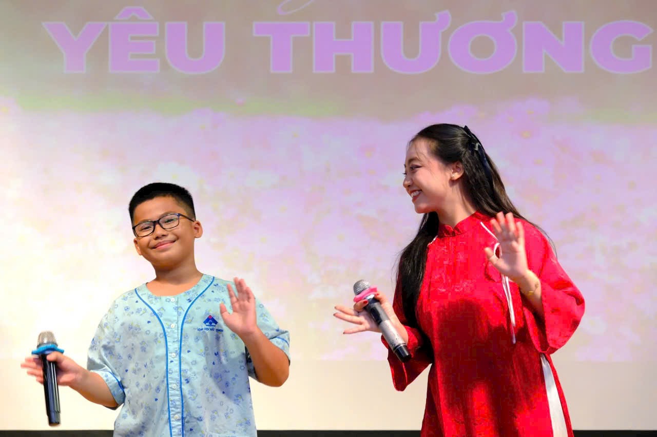 Hành động đẹp, ý nghĩa tại Bệnh viện Mắt TP HCM - Ảnh 2.