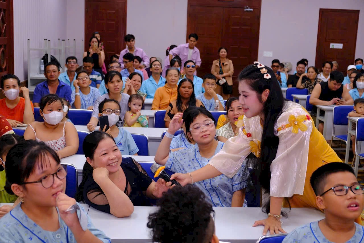 Hành động đẹp, ý nghĩa tại Bệnh viện Mắt TP HCM - Ảnh 1.