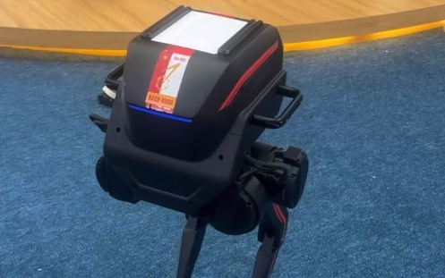 Lãnh đạo ĐH Bách khoa Hà Nội lên tiếng vụ dán logo đè lên Robot Trung Quốc