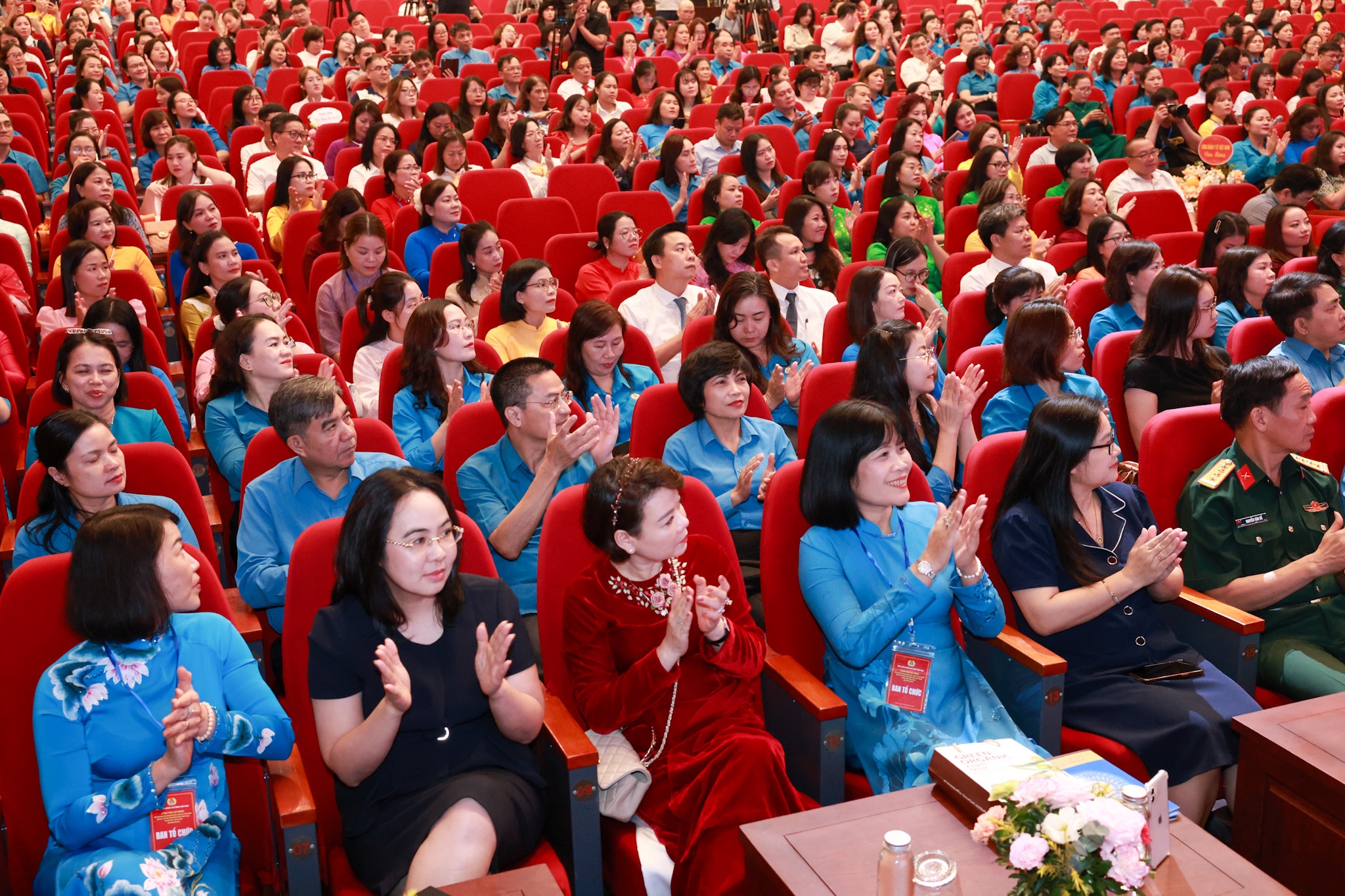 Trao tặng Giải thưởng "Nữ đo&agrave;n vi&ecirc;n c&ocirc;ng đo&agrave;n năng động, s&aacute;ng tạo, tr&aacute;ch nhiệm" lần thứ I - Ảnh 4.