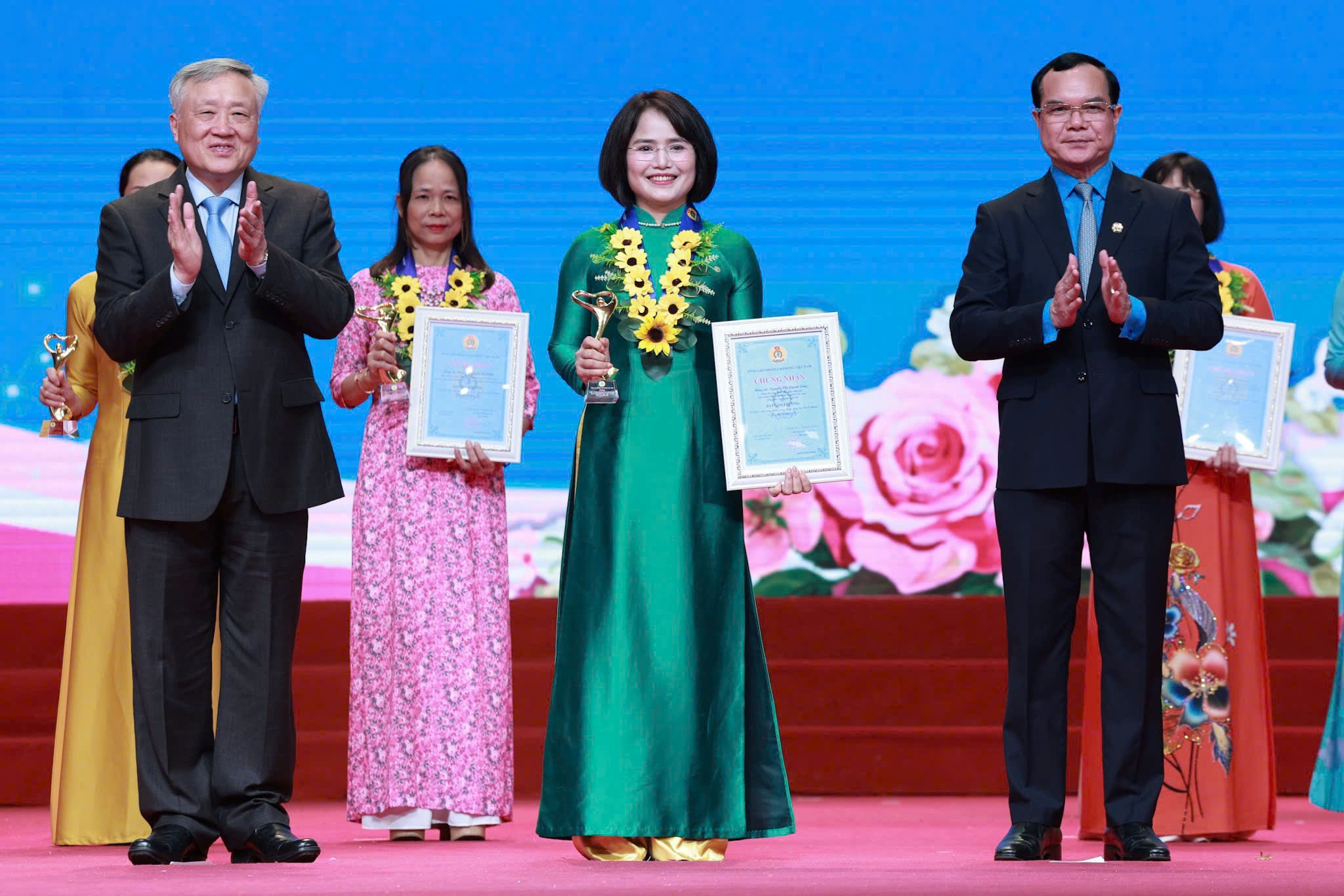 Trao tặng Giải thưởng "Nữ đo&agrave;n vi&ecirc;n c&ocirc;ng đo&agrave;n năng động, s&aacute;ng tạo, tr&aacute;ch nhiệm" lần thứ I - Ảnh 6.