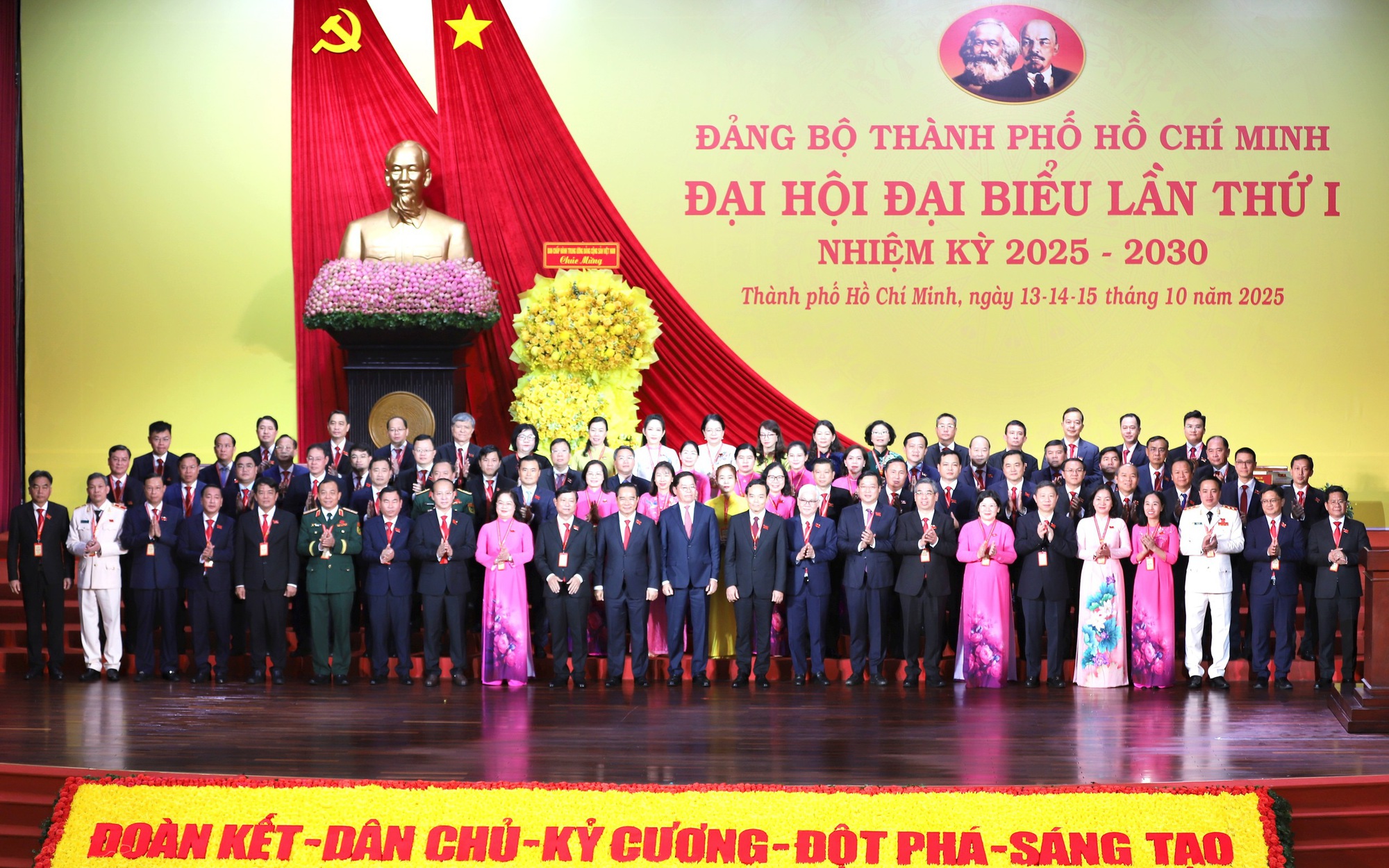 Ra mắt đoàn đại biểu Đảng bộ TP HCM dự Đại hội đại biểu toàn quốc lần thứ XIV của Đảng