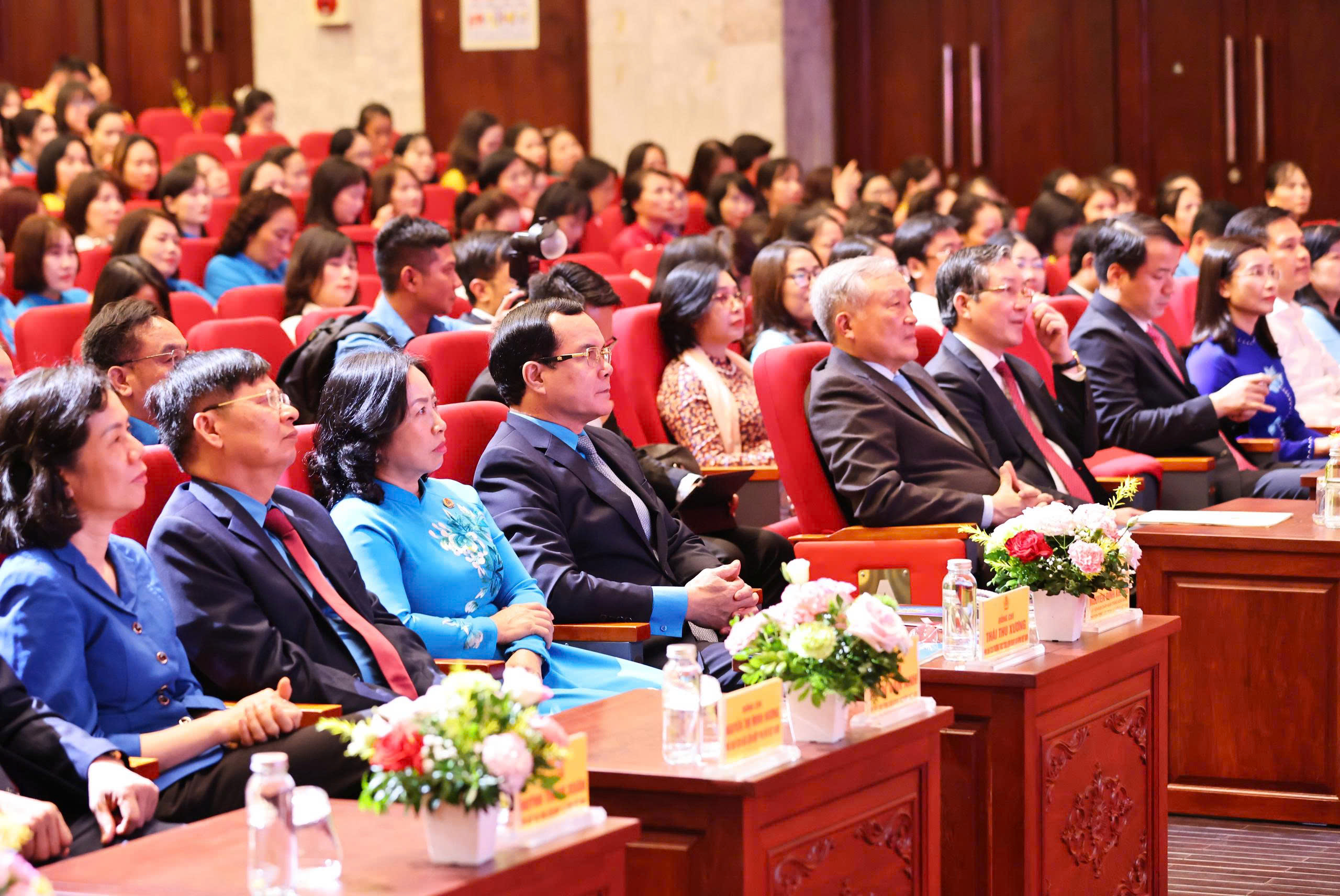 Trao tặng Giải thưởng "Nữ đo&agrave;n vi&ecirc;n c&ocirc;ng đo&agrave;n năng động, s&aacute;ng tạo, tr&aacute;ch nhiệm" lần thứ I - Ảnh 3.