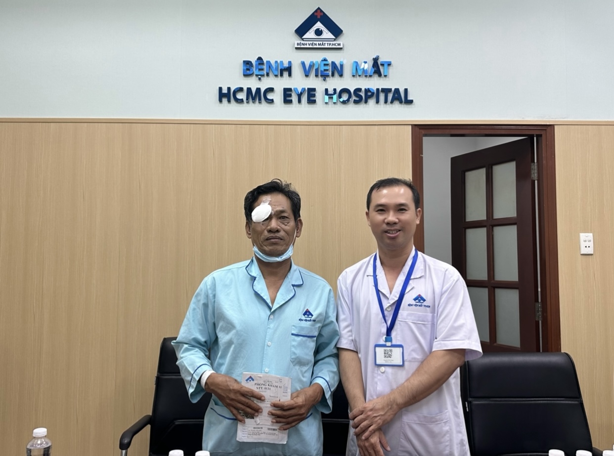 Hành động đẹp, ý nghĩa tại Bệnh viện Mắt TP HCM - Ảnh 3.