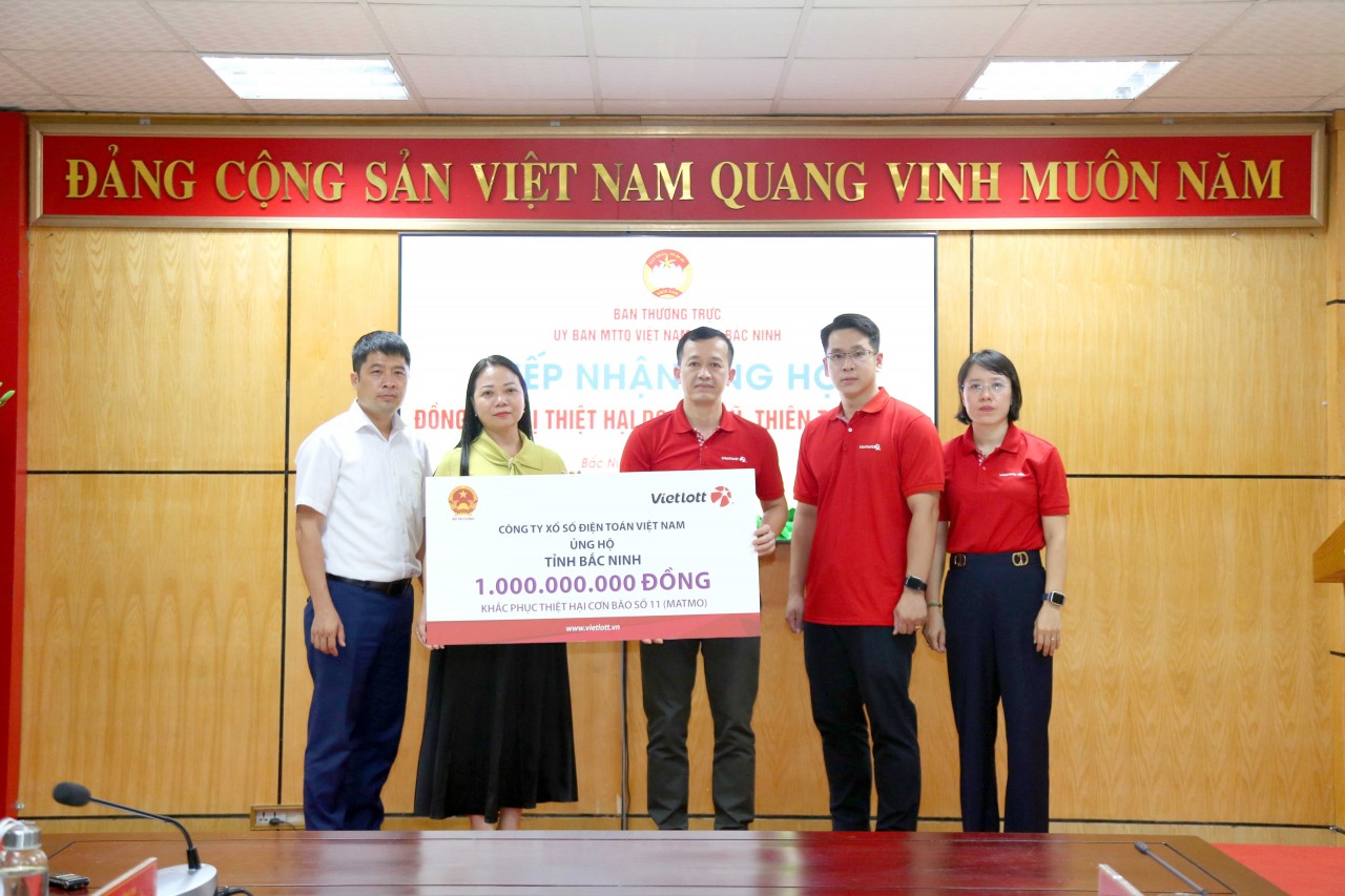 Vietlott và Quỹ Tâm Tài Việt ủng hộ 2,3 tỉ đồng khắc phục hậu quả bão số 11 - Ảnh 3.
