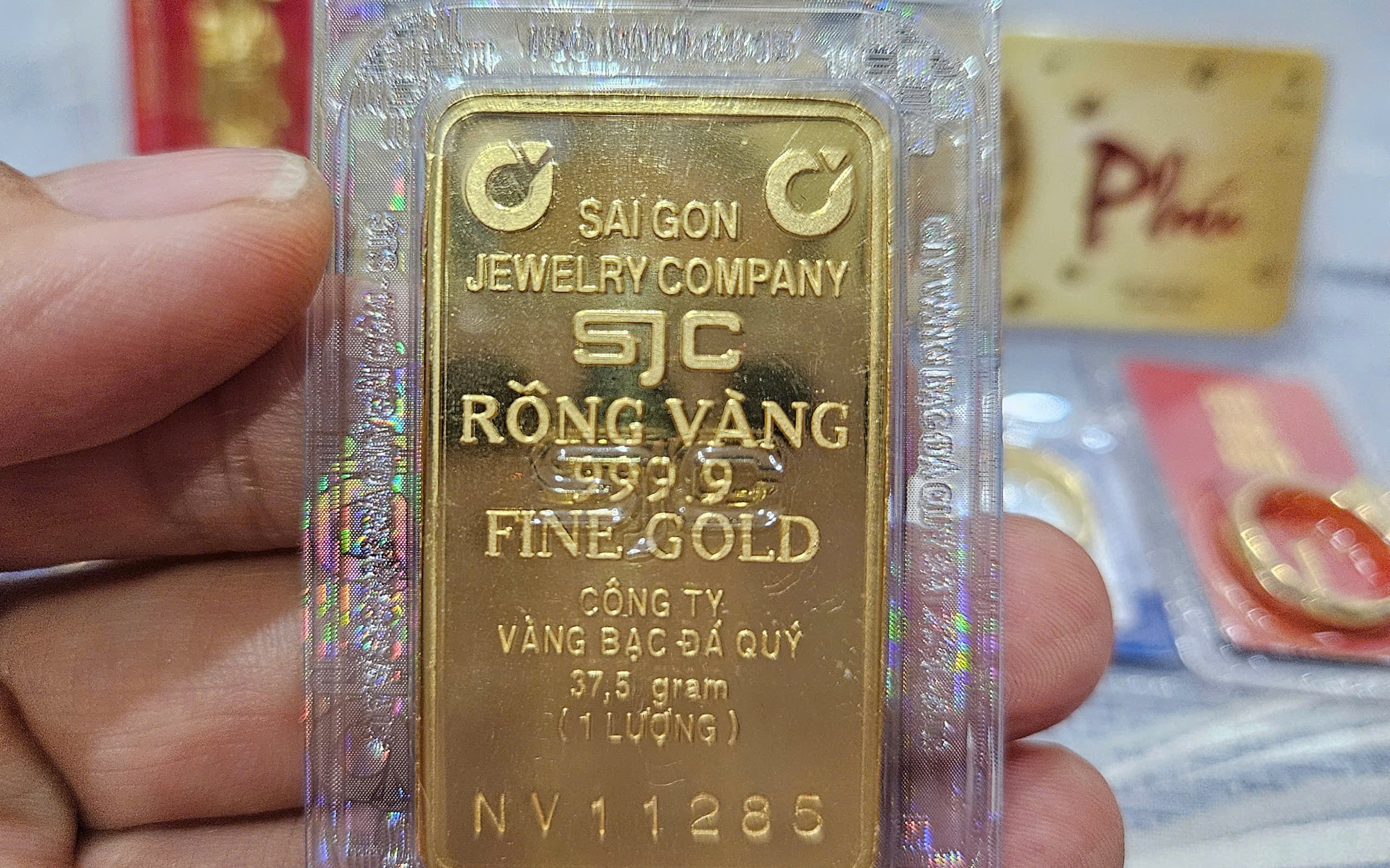 Sáng 15-10, giá vàng miếng SJC vượt 147 triệu đồng/lượng