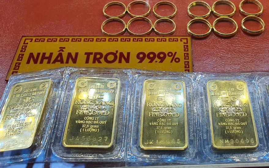 Chiều nay 15-10, giá vàng trên thị trường tự do chạm mốc 164 triệu đồng/lượng
