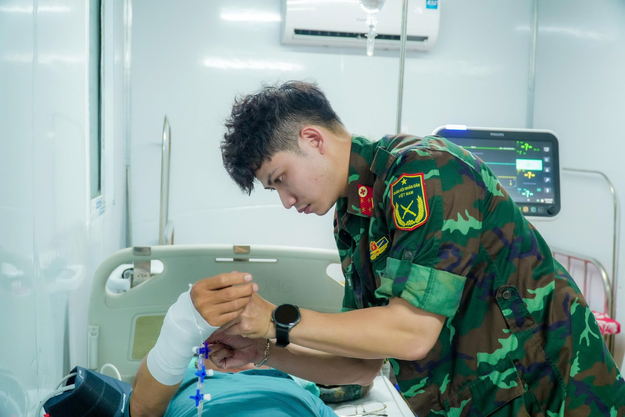 Bác sĩ căng thẳng từng giây trên không đưa bệnh nhân đột quỵ về đất liền - Ảnh 6.