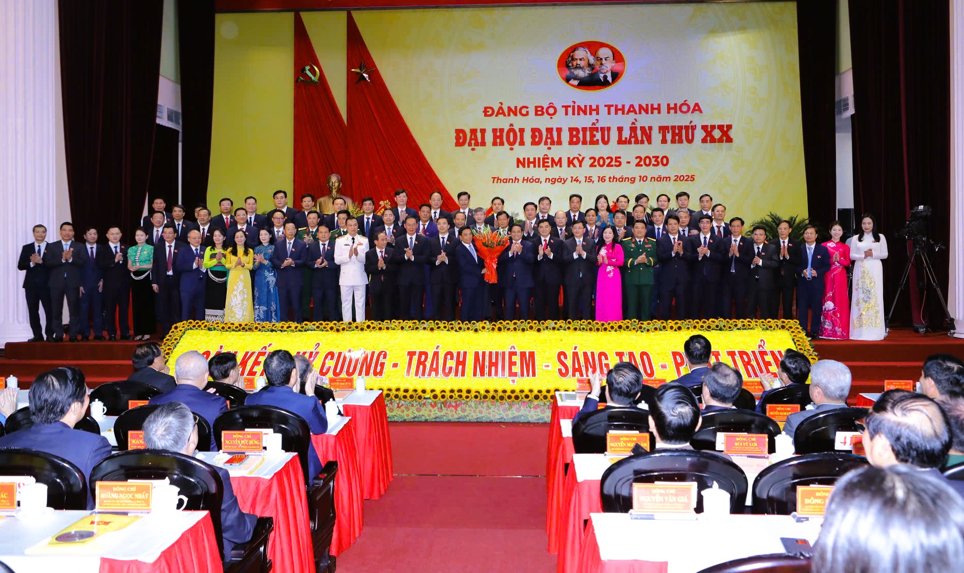 &Ocirc;ng Nguyễn Do&atilde;n Anh t&aacute;i đắc cử B&iacute; thư Tỉnh ủy Thanh H&oacute;a - Ảnh 2.