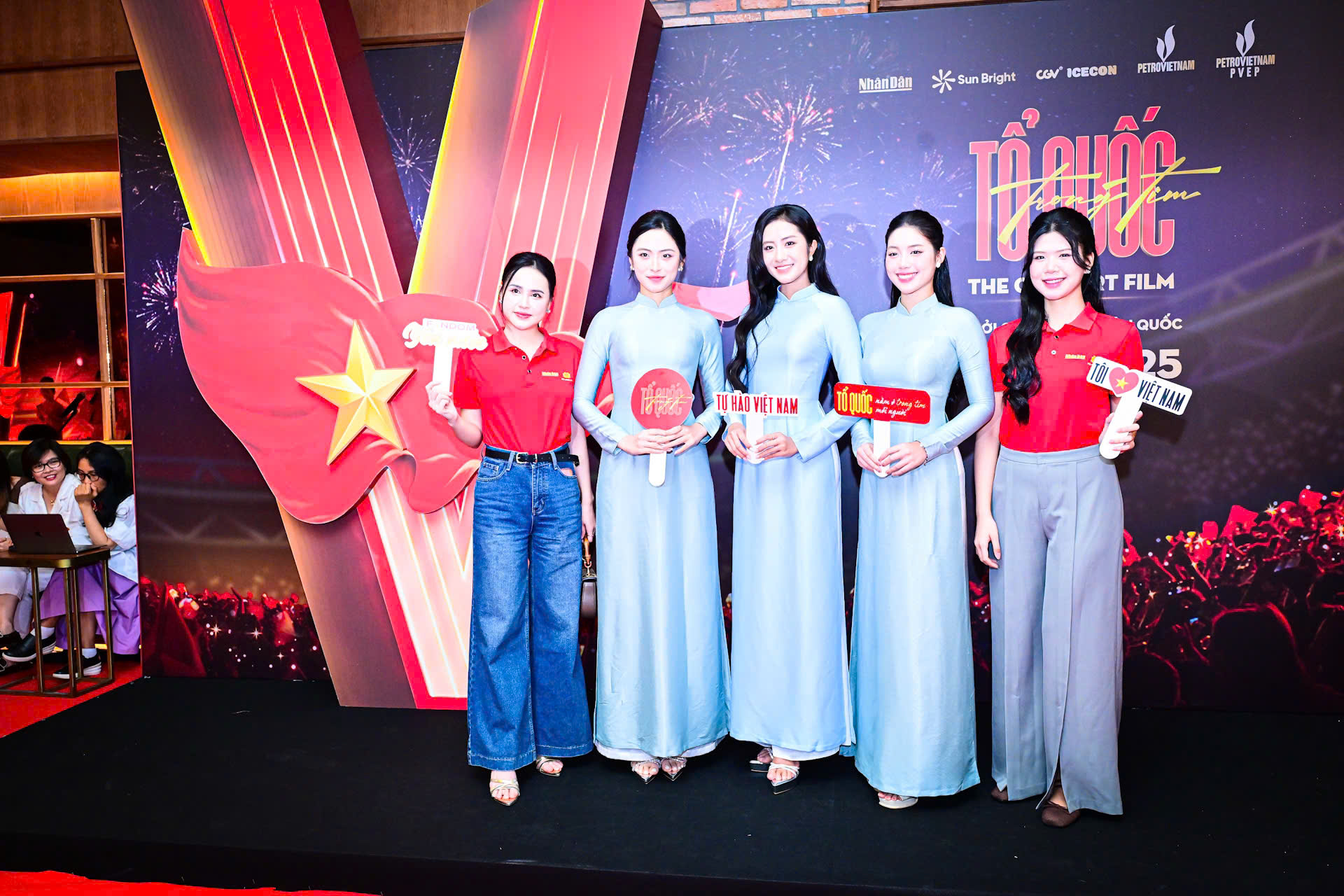 "Tổ quốc trong tim" phi&ecirc;n ảnh điện ảnh ra mắt kh&aacute;n giả - Ảnh 4.