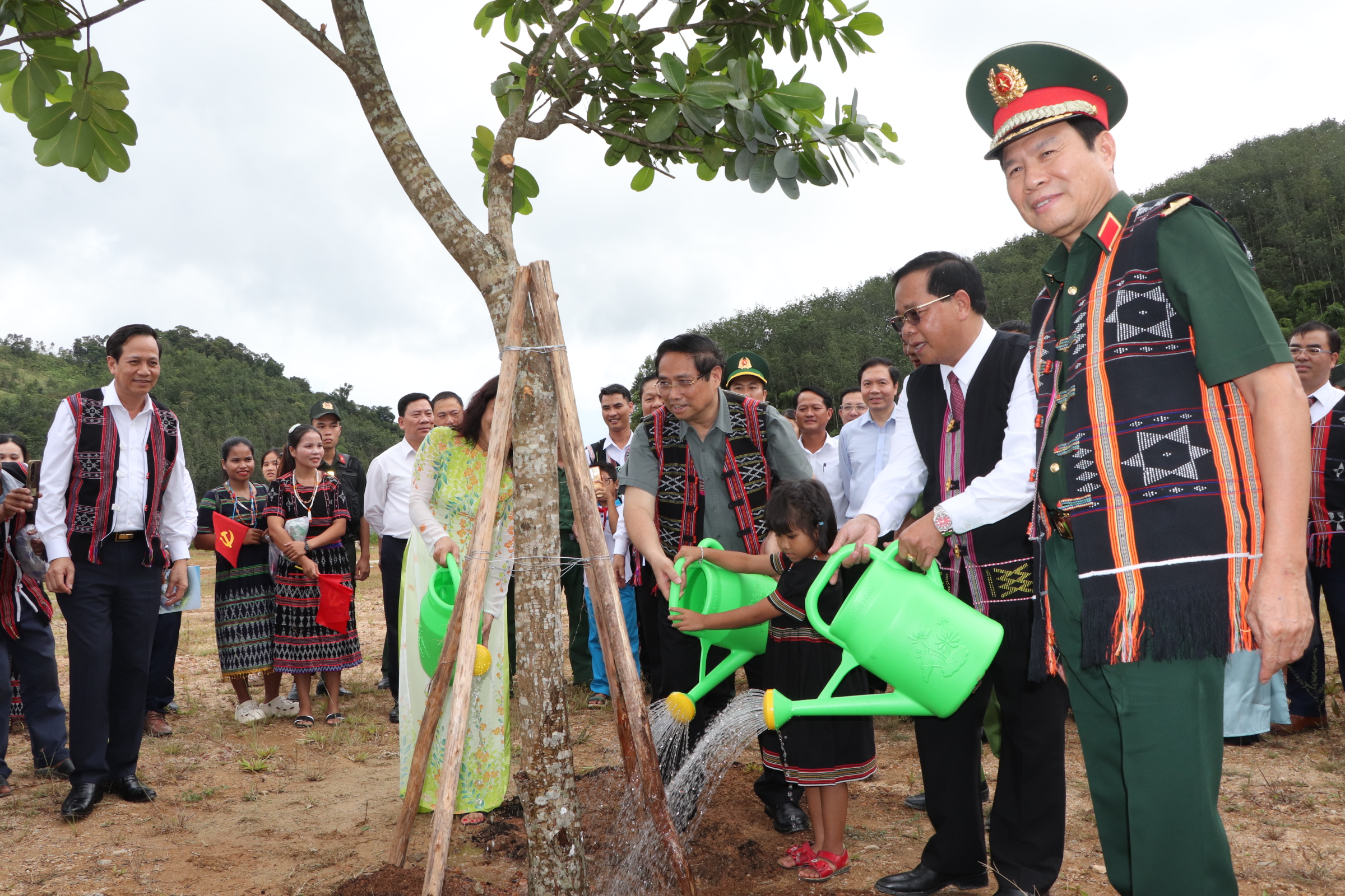 Dự khởi c&ocirc;ng trường học, Thủ tướng Phạm Minh Ch&iacute;nh mời 2 em nhỏ l&ecirc;n ngồi c&ugrave;ng b&agrave;n - Ảnh 1.